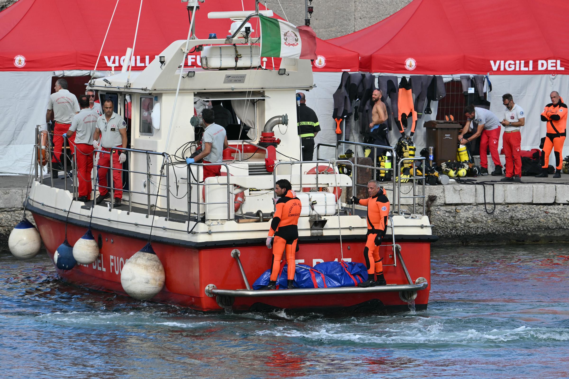 Taucher kommen mit einer dritten Leiche am Heck des Bootes im Hafen von Porticello bei Palermo an, 21. August 2024 | Quelle: Getty Images