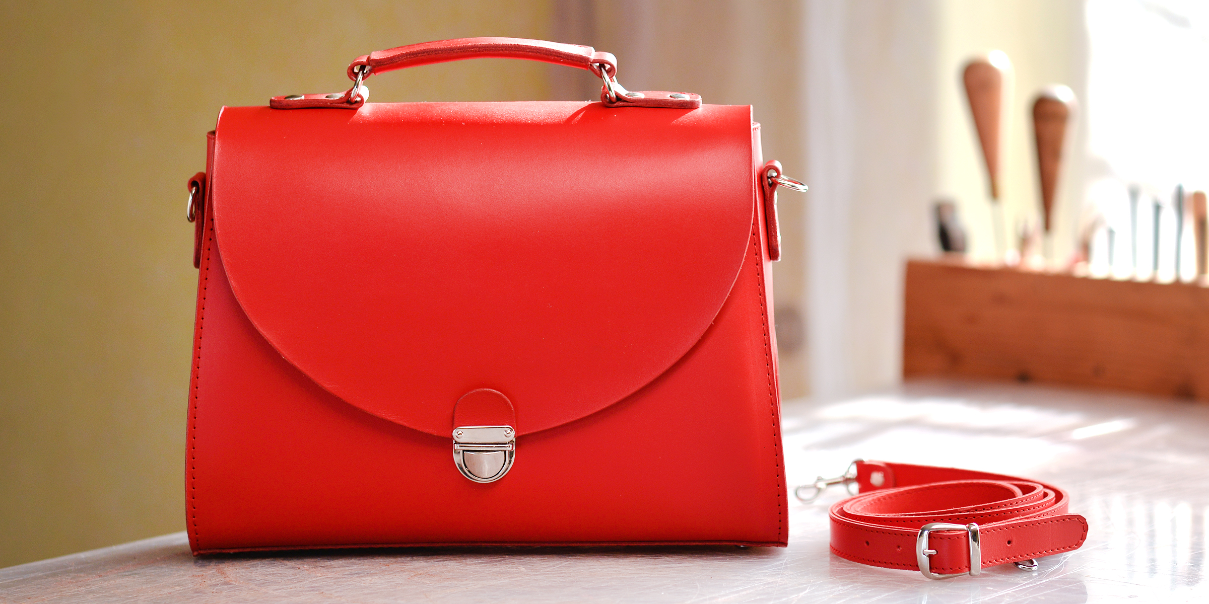 Eine rote Handtasche auf einem Tisch | Quelle: Shutterstock