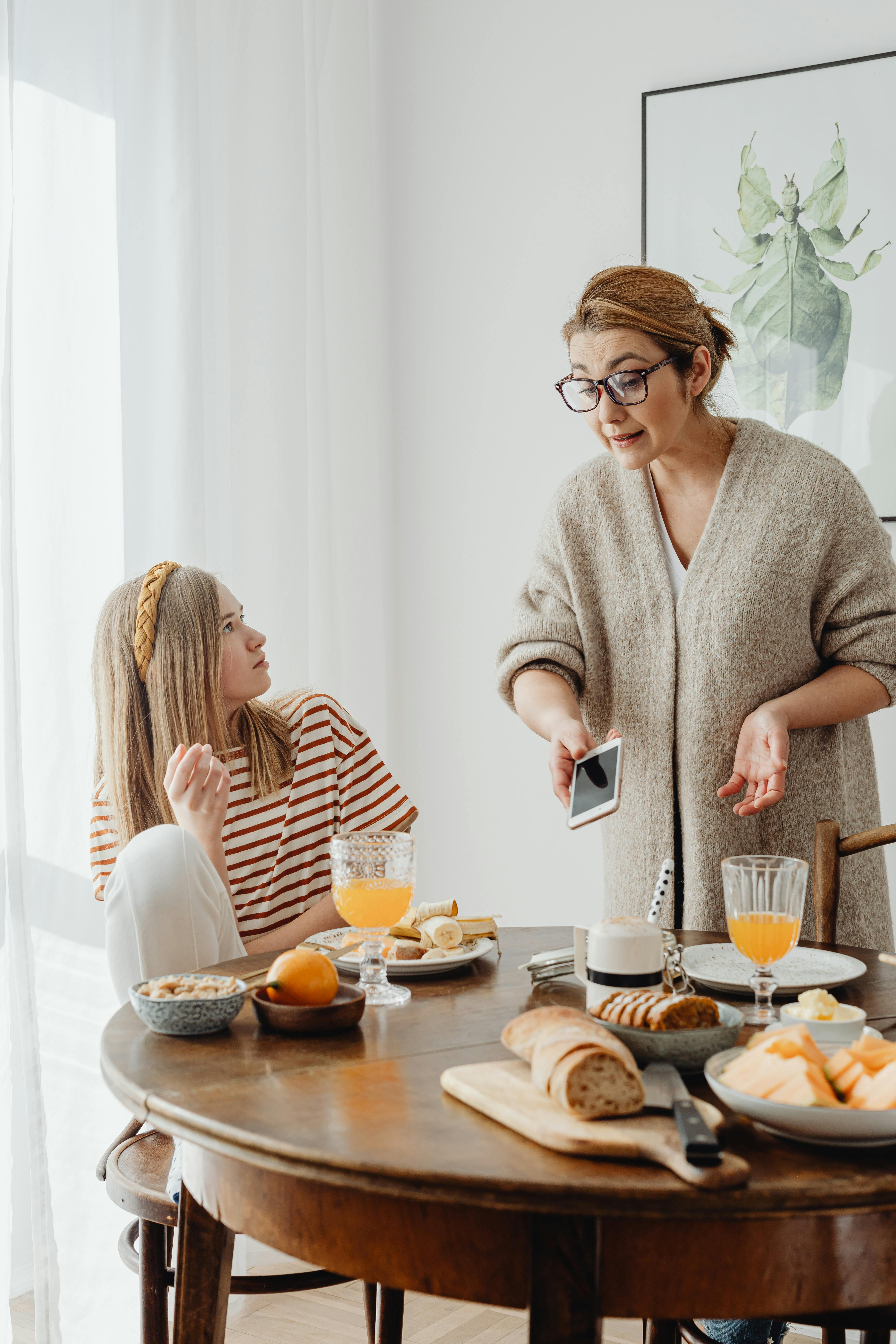 Eine Mutter und ihre Tochter streiten sich beim Frühstück | Quelle: Pexels