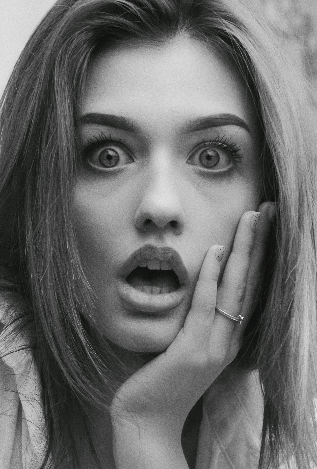 Graustufenbild einer schockierten Frau | Quelle: Pexels