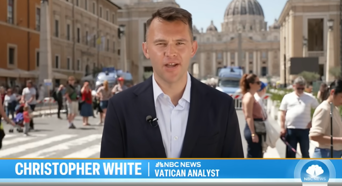 Christopher White, Vatikan-Analyst für NBC News, berichtet vom Petersplatz im Vorfeld des Konklaves, aufgenommen am 22. April 2025 | Quelle: YouTube/TODAY