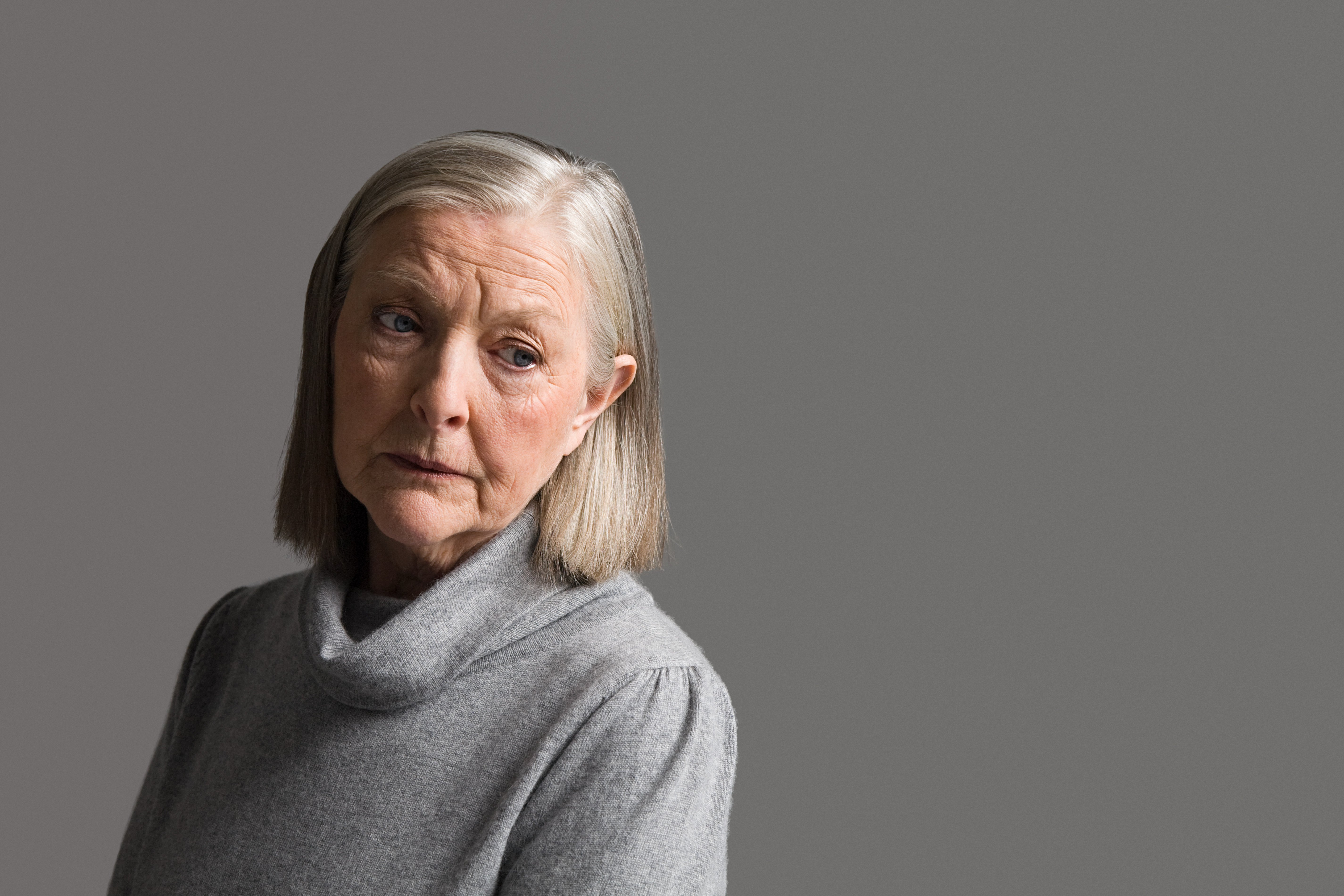 Ältere Frau mit besorgtem Blick | Quelle: Getty Images