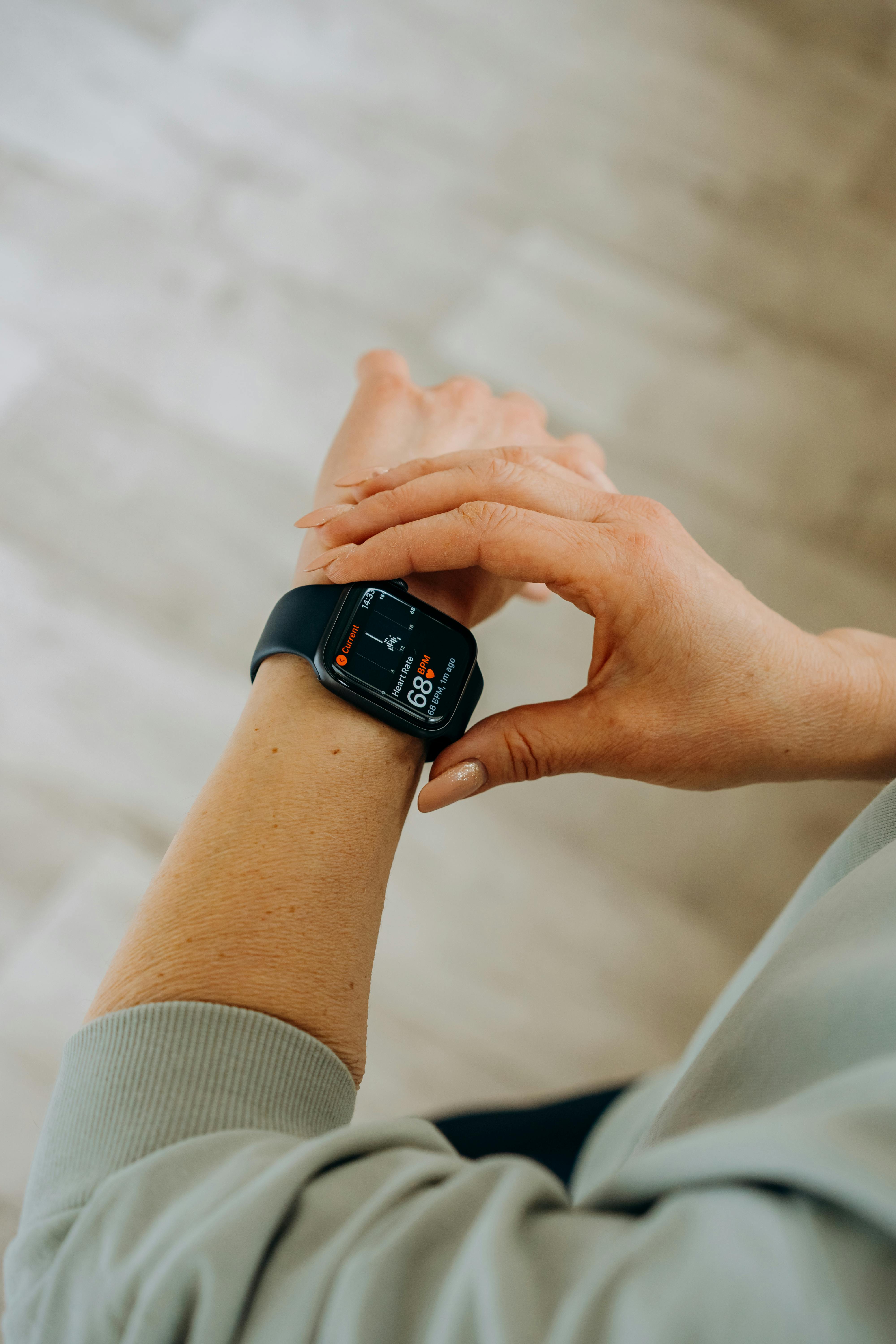 Eine Person überprüft ihre Fitness-Statistiken auf einer Smartwatch | Quelle: Pexels