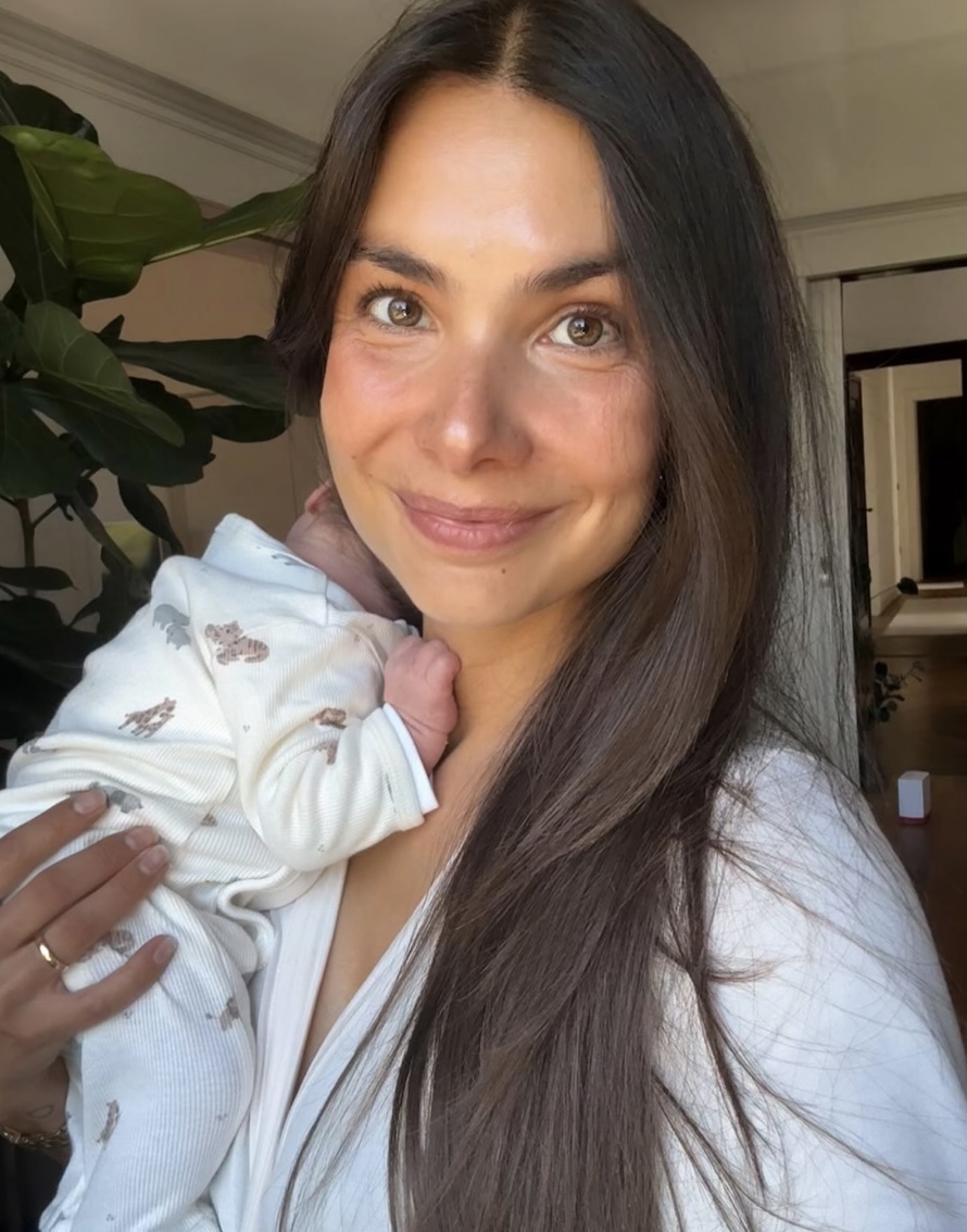 Lea Wagner mit ihrem Neugeborenen. | Quelle: Instagram/https://www.instagram.com/p/DbXzEexDXwK/
