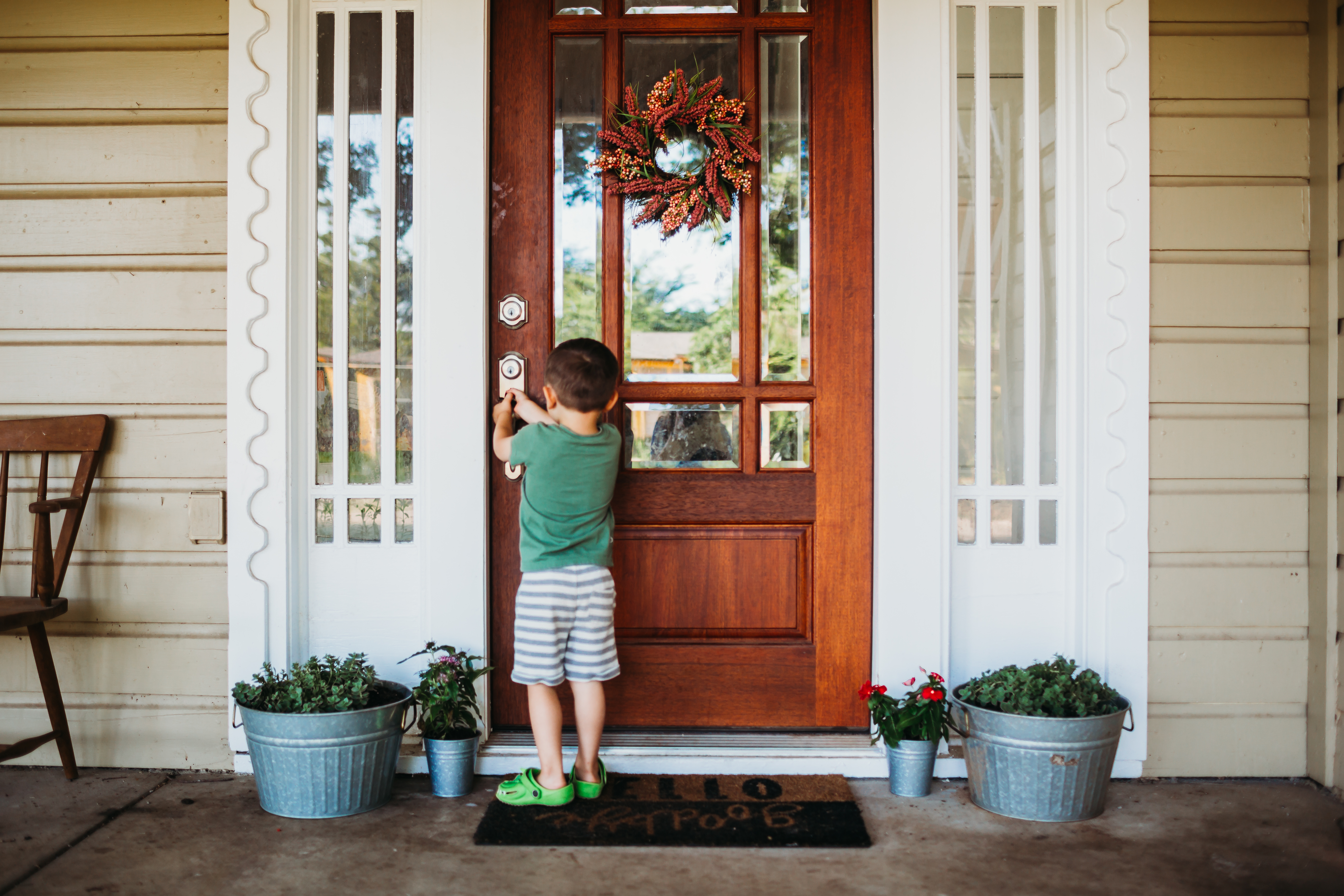Ein kleiner Junge steht vor einer Haustür | Quelle: Getty Images