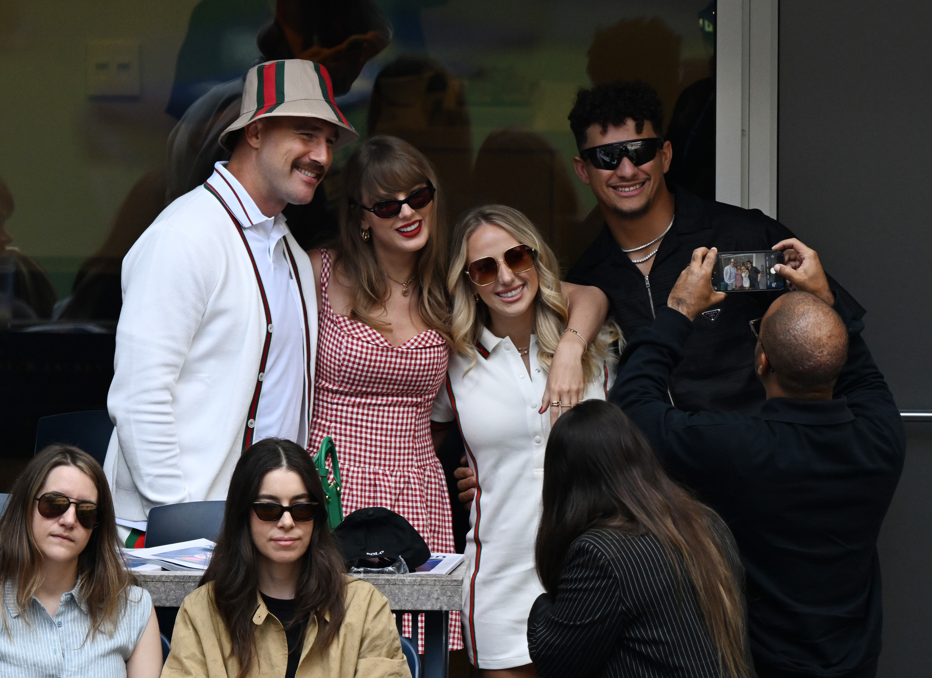 Travis Kelce und Taylor Swift mit Brittany und Patrick Mahomes. | Quelle: Getty Images