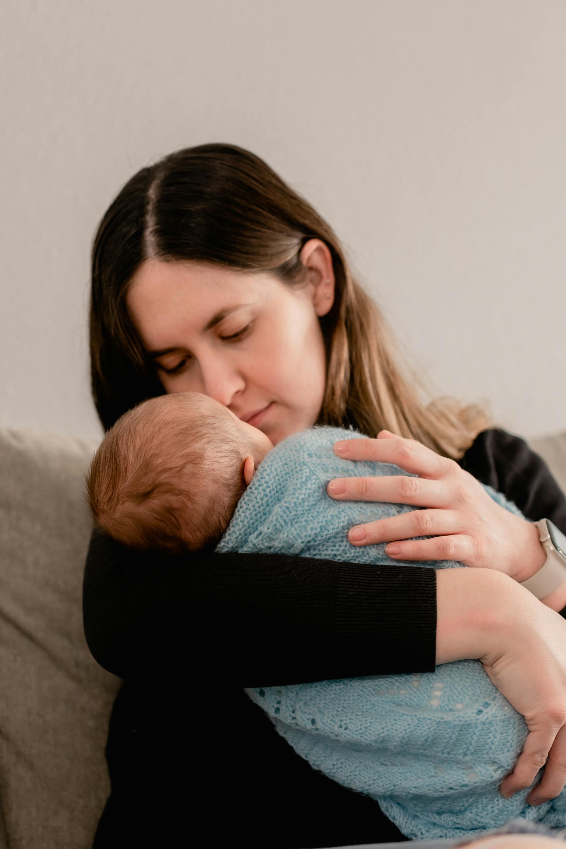 Eine Frau hält ein neugeborenes Baby | Quelle: Pexels