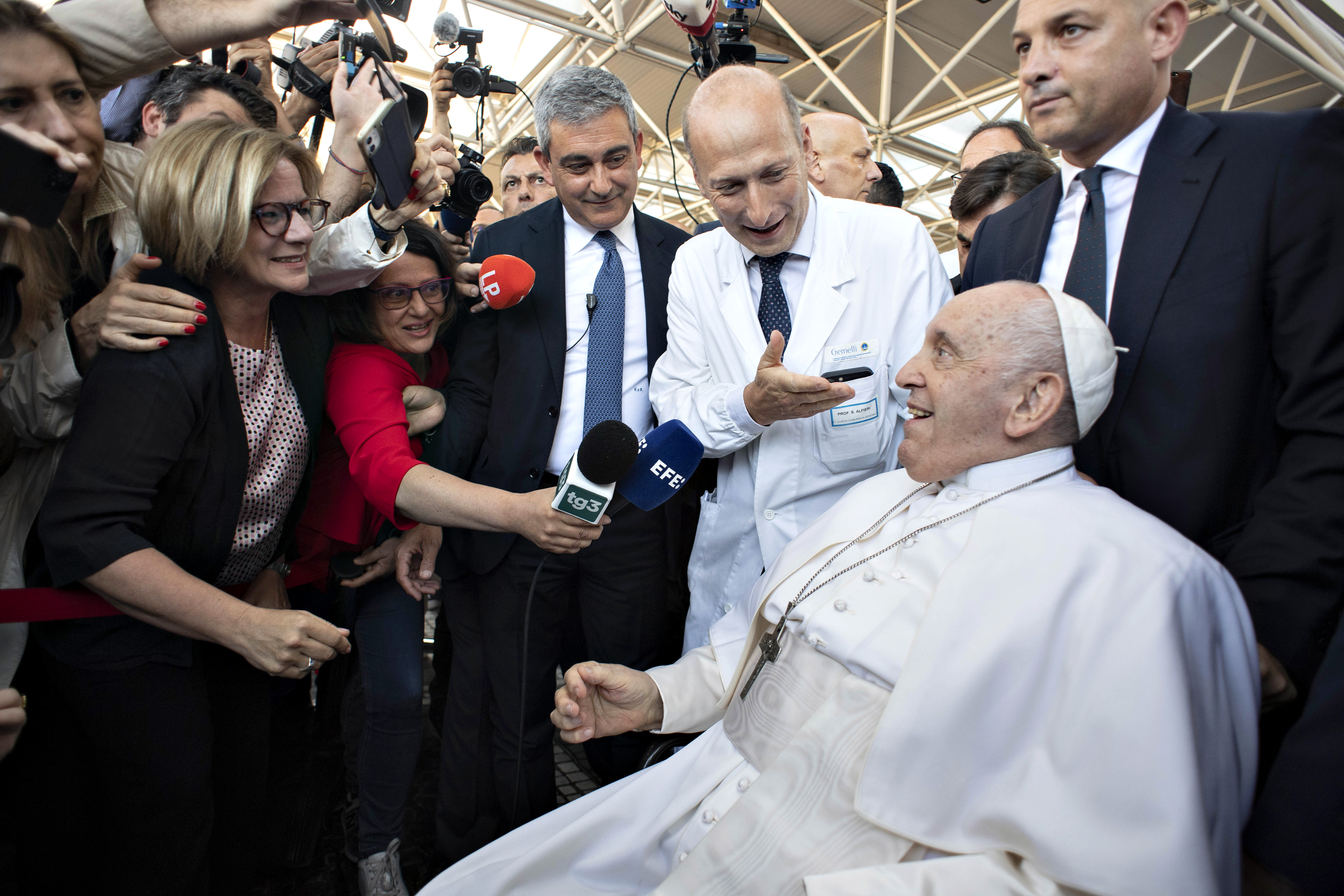 Papst Franziskus verlässt das Gemelli Krankenhaus, nachdem er nach einer Operation in Rom, Italien, am 16. Juni 2023 entlassen wurde. | Quelle: Getty Images