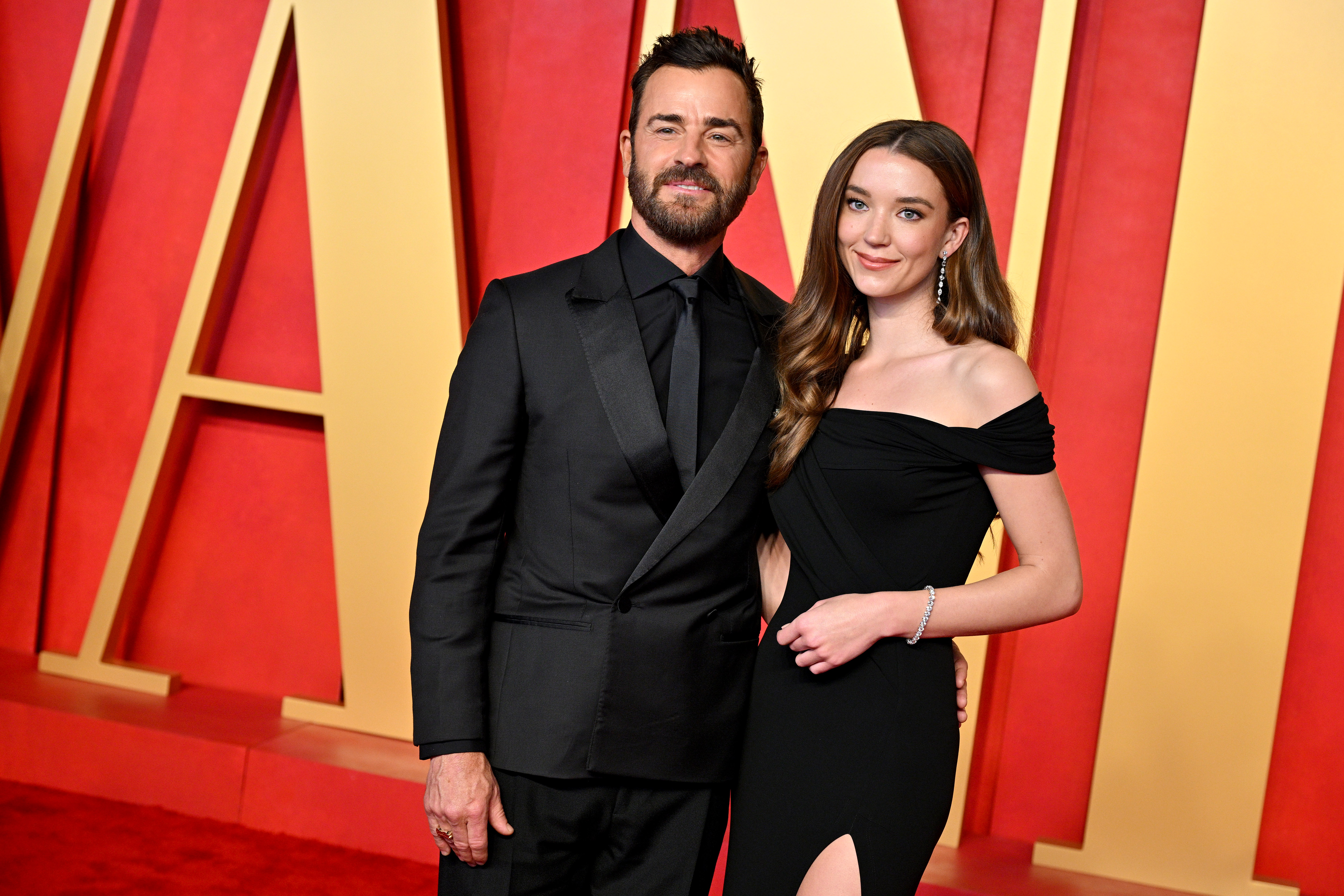 Nicole Brydon Bloom und Justin Theroux auf der Vanity Fair Oscar Party 2024, veranstaltet von Radhika Jones im Wallis Annenberg Center for the Performing Arts am 10. März 2024 | Quelle: Getty Images