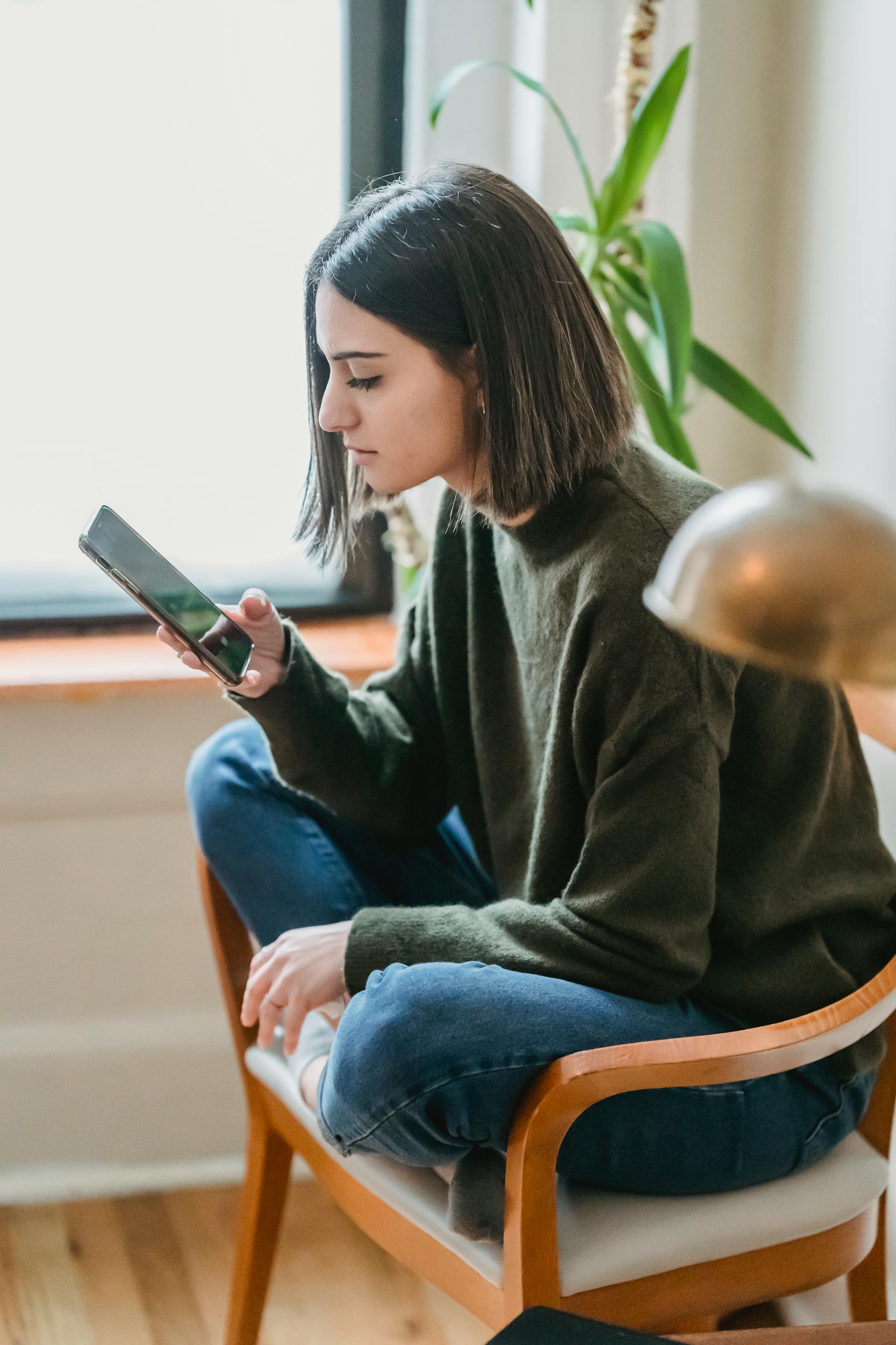 Eine Frau hält ihr Handy in der Hand | Quelle: Pexels