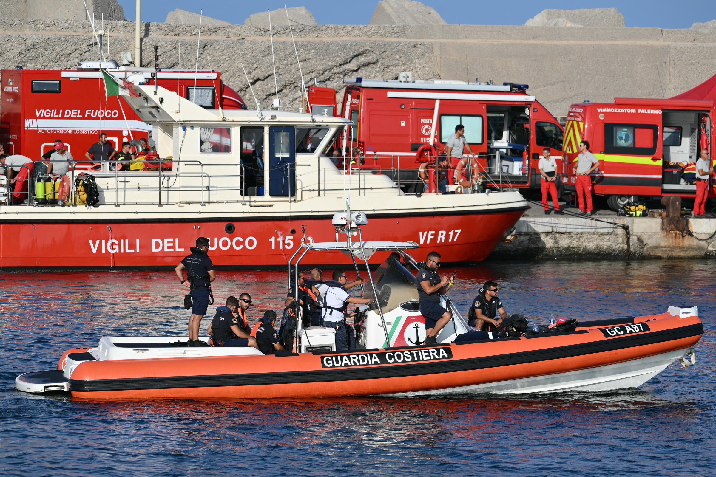 Ein Rettungsboot der italienischen Küstenwache ist am 20. August 2024 in Porticello bei Palermo im Einsatz (in der Nähe der Stelle, an der die Yacht Bayes gesunken ist) | Quelle: Getty Images