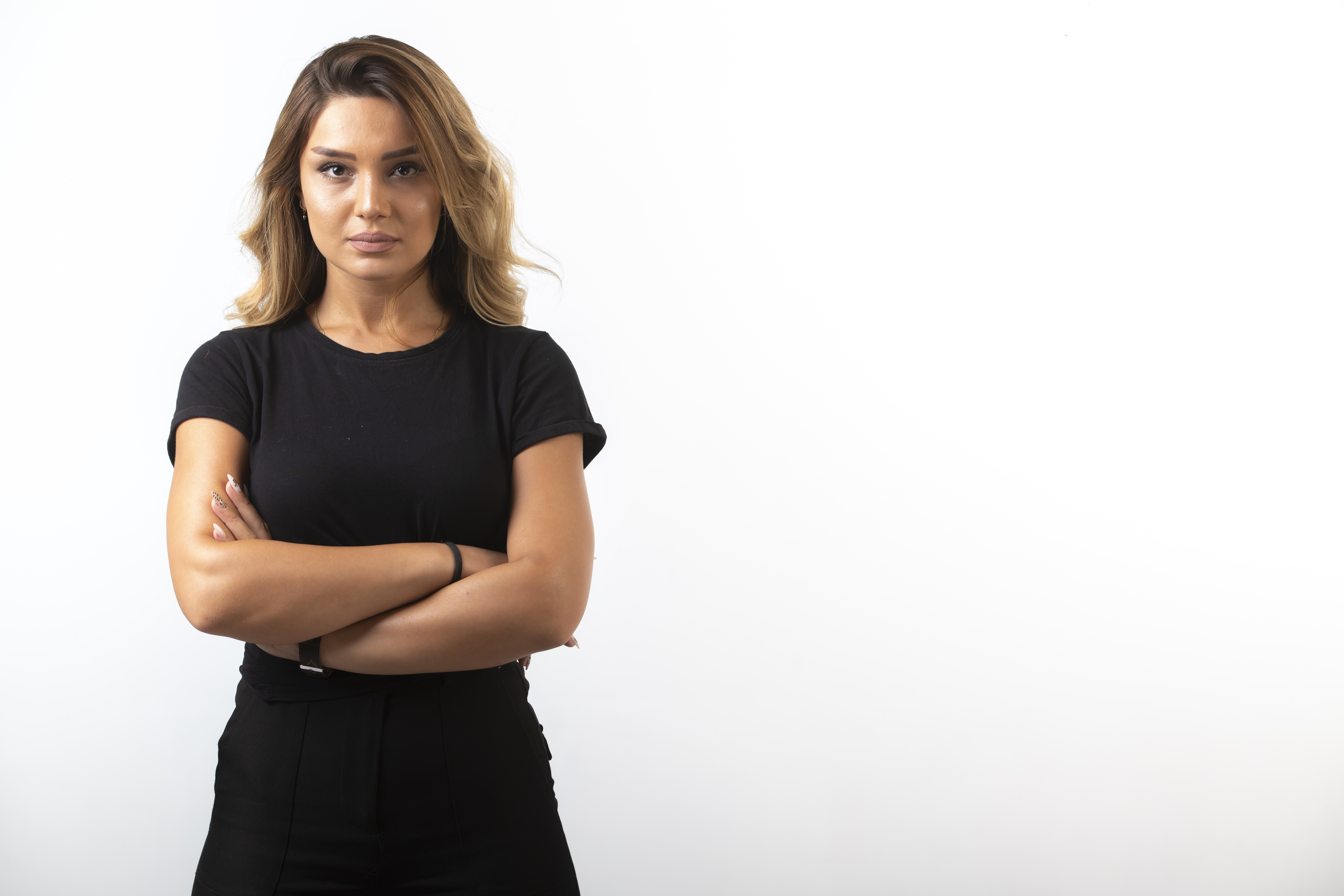 Eine ernste Frau mit verschränkten Armen | Quelle: Freepik