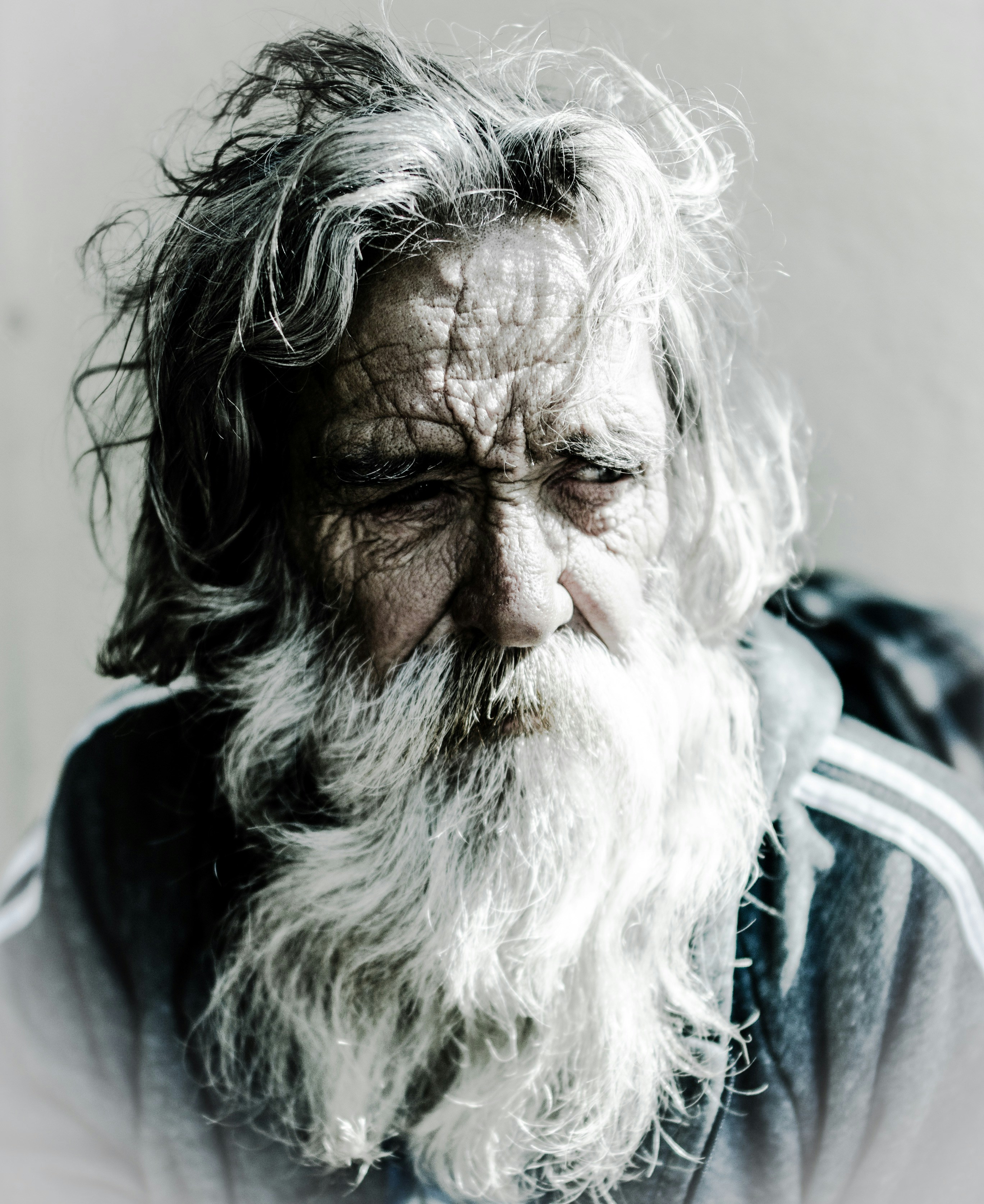Smutny bezdomny | Źródło: Unsplash