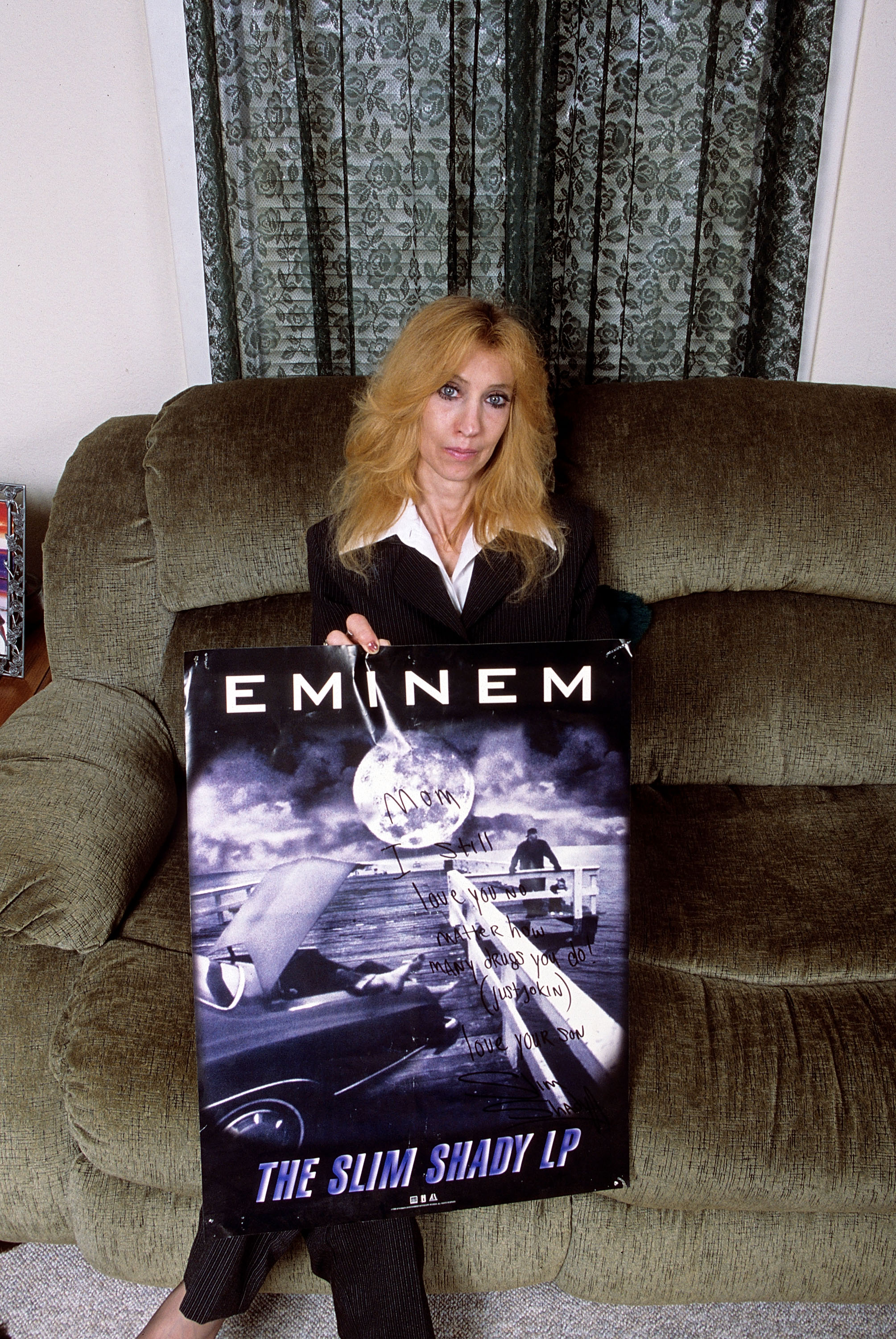 Debbie Nelson hält ein handgeschriebenes Poster von Eminem in ihrem Haus in Detroit im September 2005 | Quelle: Getty Images