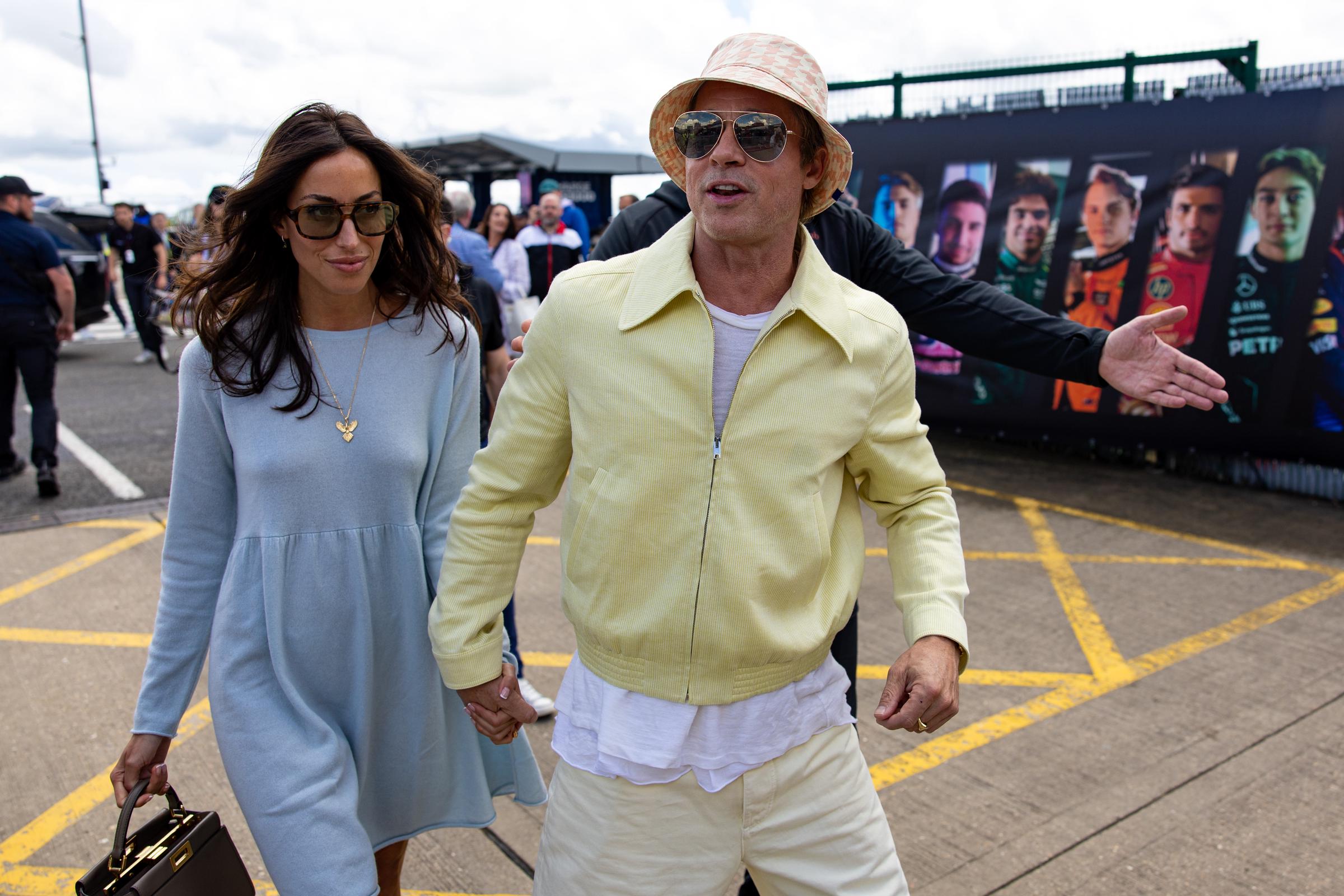 Brad Pitt und Ines De Ramon spazieren im Fahrerlager während des F1 Grand Prix von Großbritannien am 7. Juli 2024 | Quelle: Getty Images