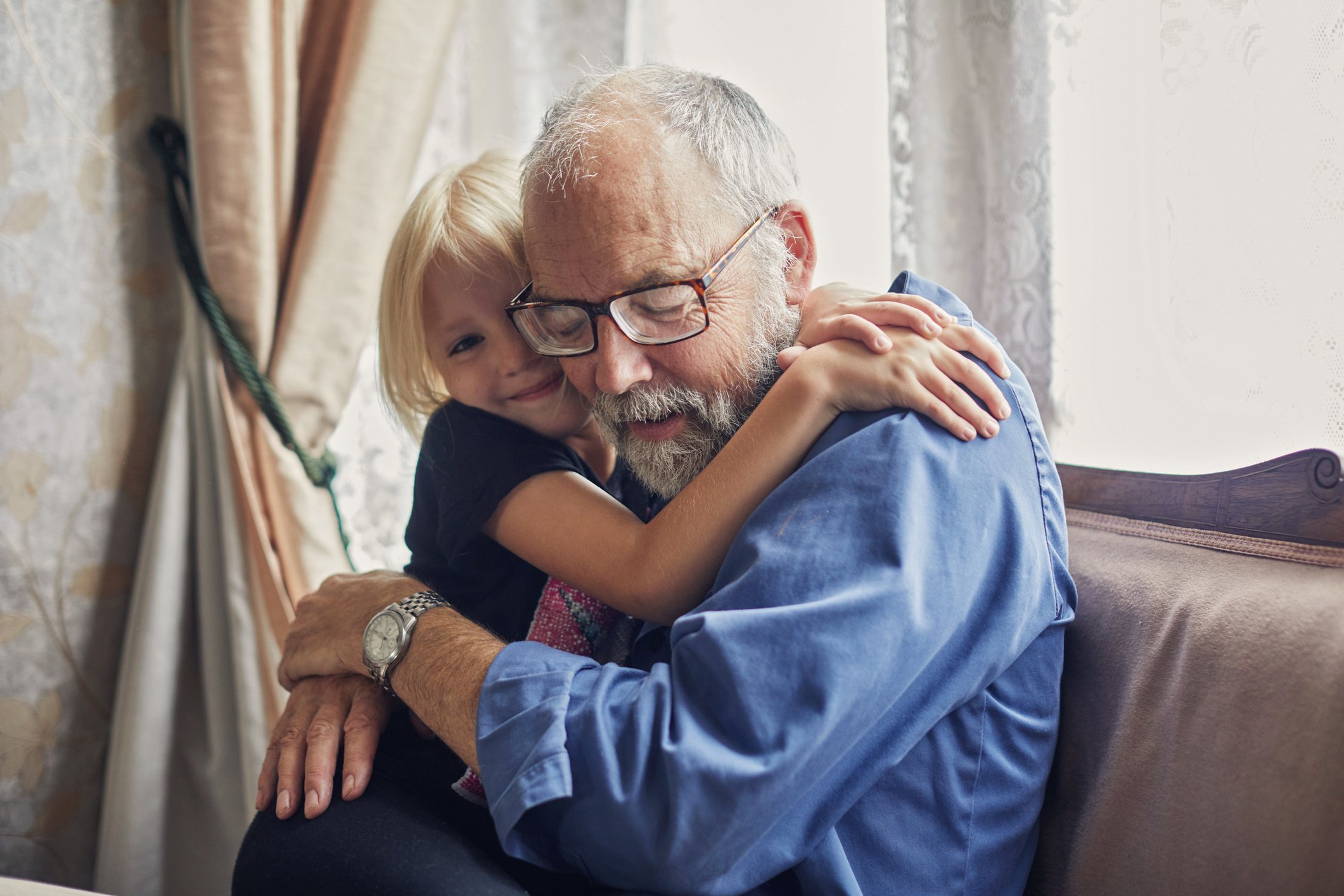 Jörn umarmt seine Enkelin. | Quelle: Getty Images