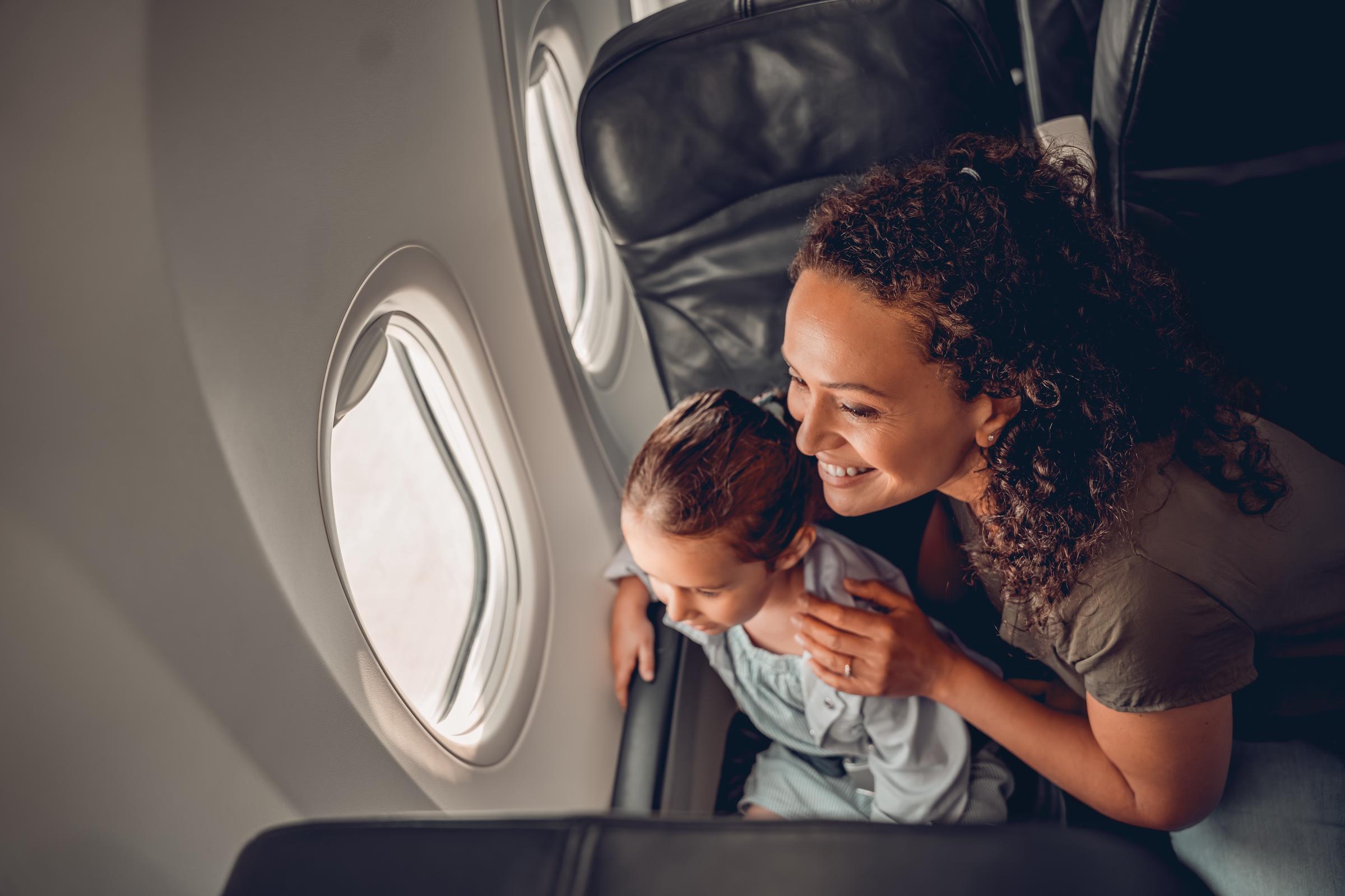 Mutter und Sohn in einem Flugzeug | Quelle: Shutterstock