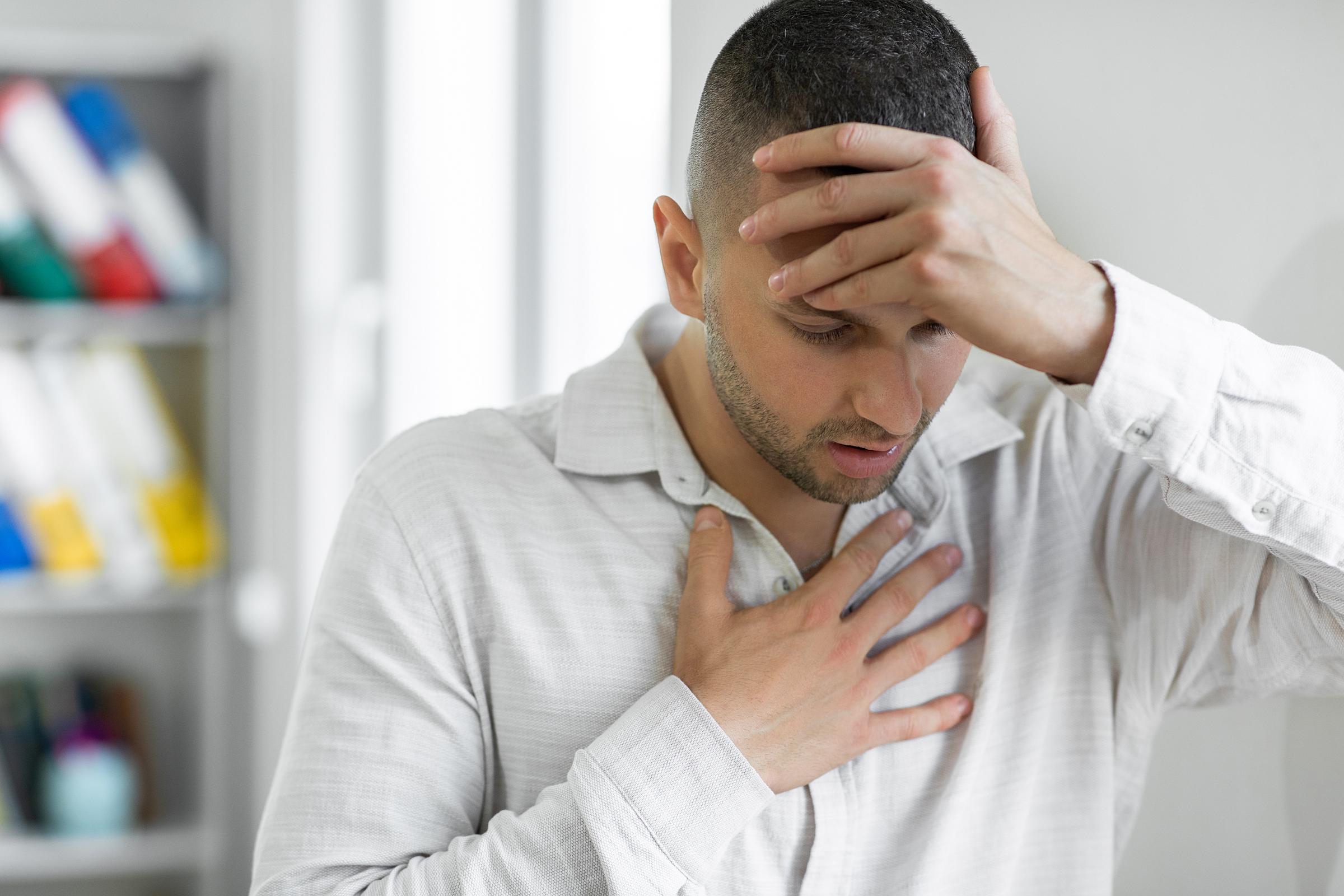 Mann mit Atemproblemen | Quelle: Getty Images