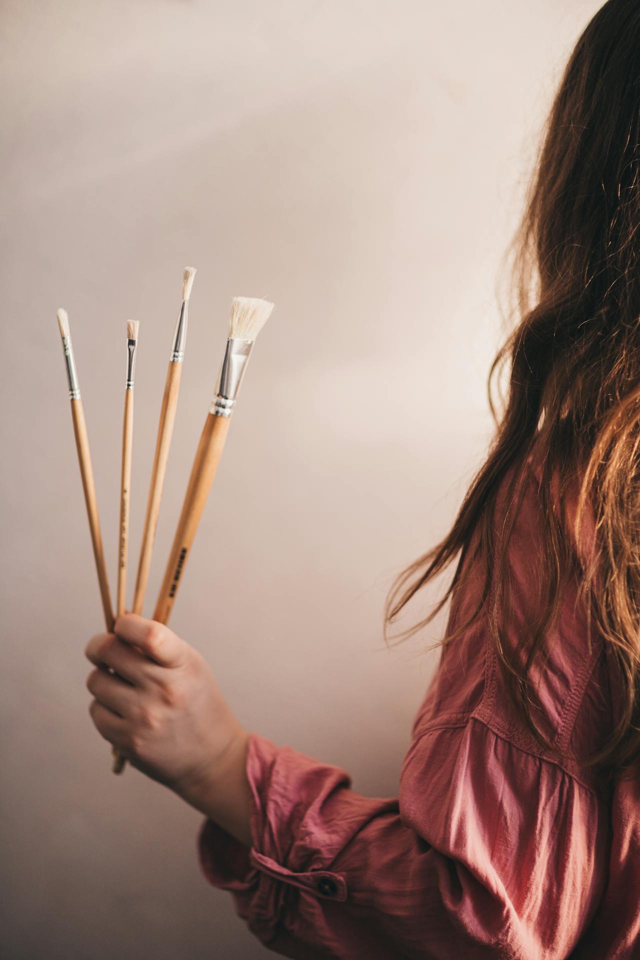 Eine Frau mit Pinseln in der Hand | Quelle: Pexels