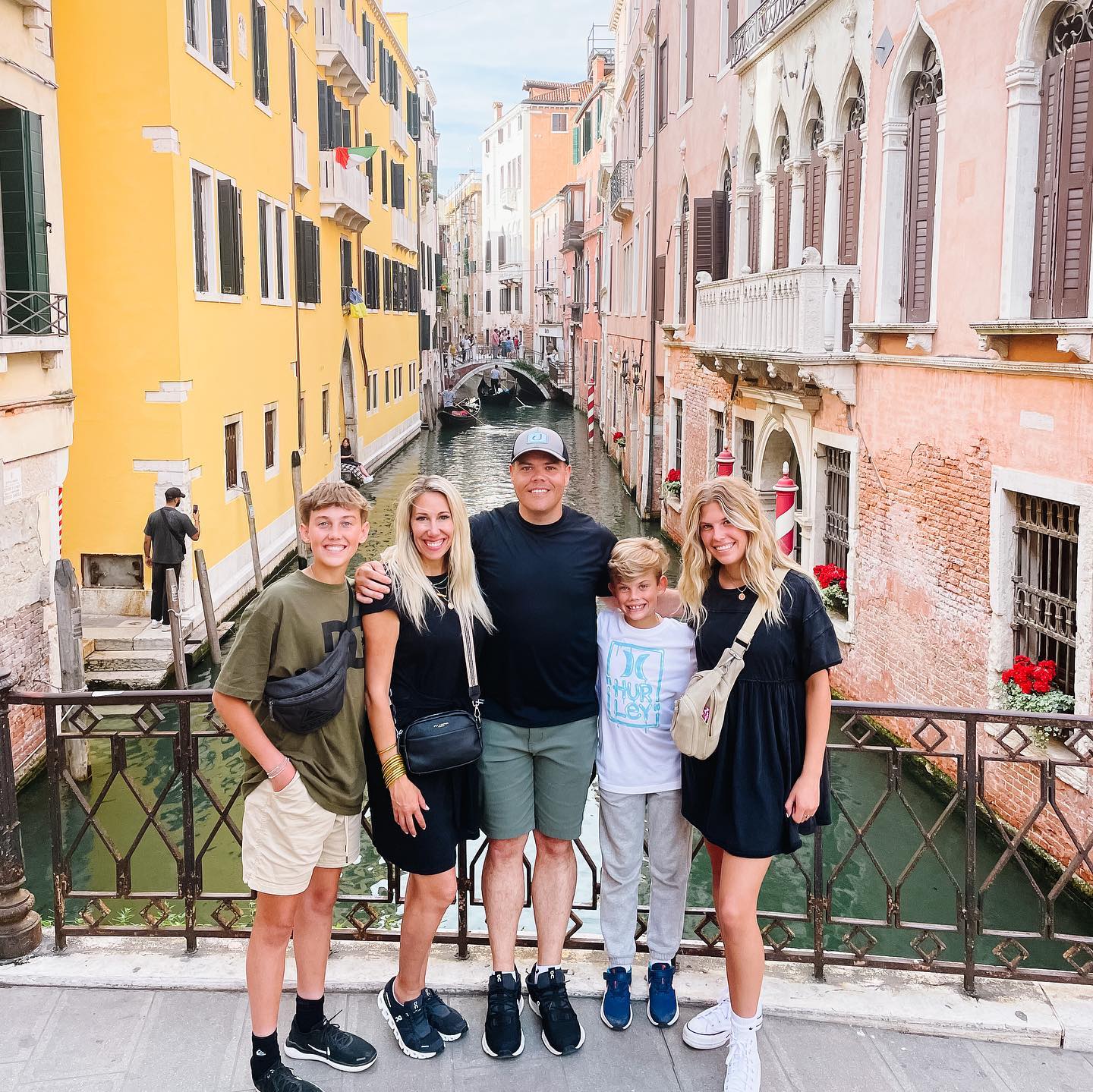 Jeremy und Melisa sind im Juni 2023 mit ihren drei Kindern nach Venedig gereist und haben eine Stadt besucht, die für die Familie eine besondere Bedeutung hat. Melisa verriet, dass ihr Mann früher eine Mission in Italien absolviert hatte und in der Nähe dieses berühmten Reiseziels gewohnt hatte. | Quelle: Instagram/melisaosmond