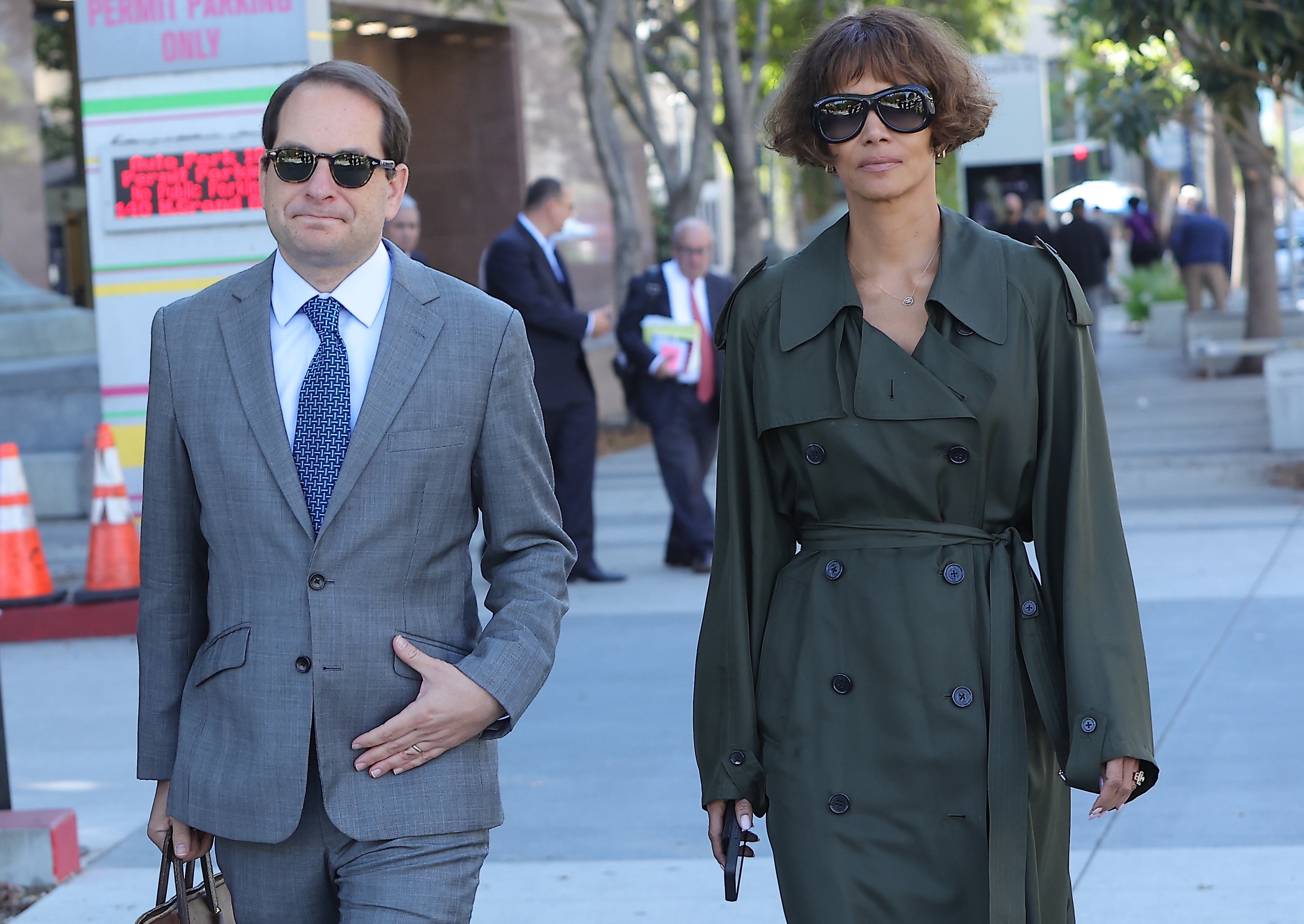 Halle Berry verlässt am 27. Oktober 2026 zusammen mit ihren Anwälten ein Gerichtsgebäude in Los Angeles. Ihr Sorgerechtsstreit mit Olivier Martinez könnte im November wieder vor Gericht verhandelt werden, da der Richter sich darauf vorbereitet, die Regelungen für ihren Sohn Maceo zu überprüfen. | Quelle: Getty Images