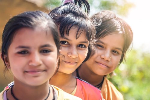 Schulkinder lächeln in die Kamera | Quelle: Shutterstock