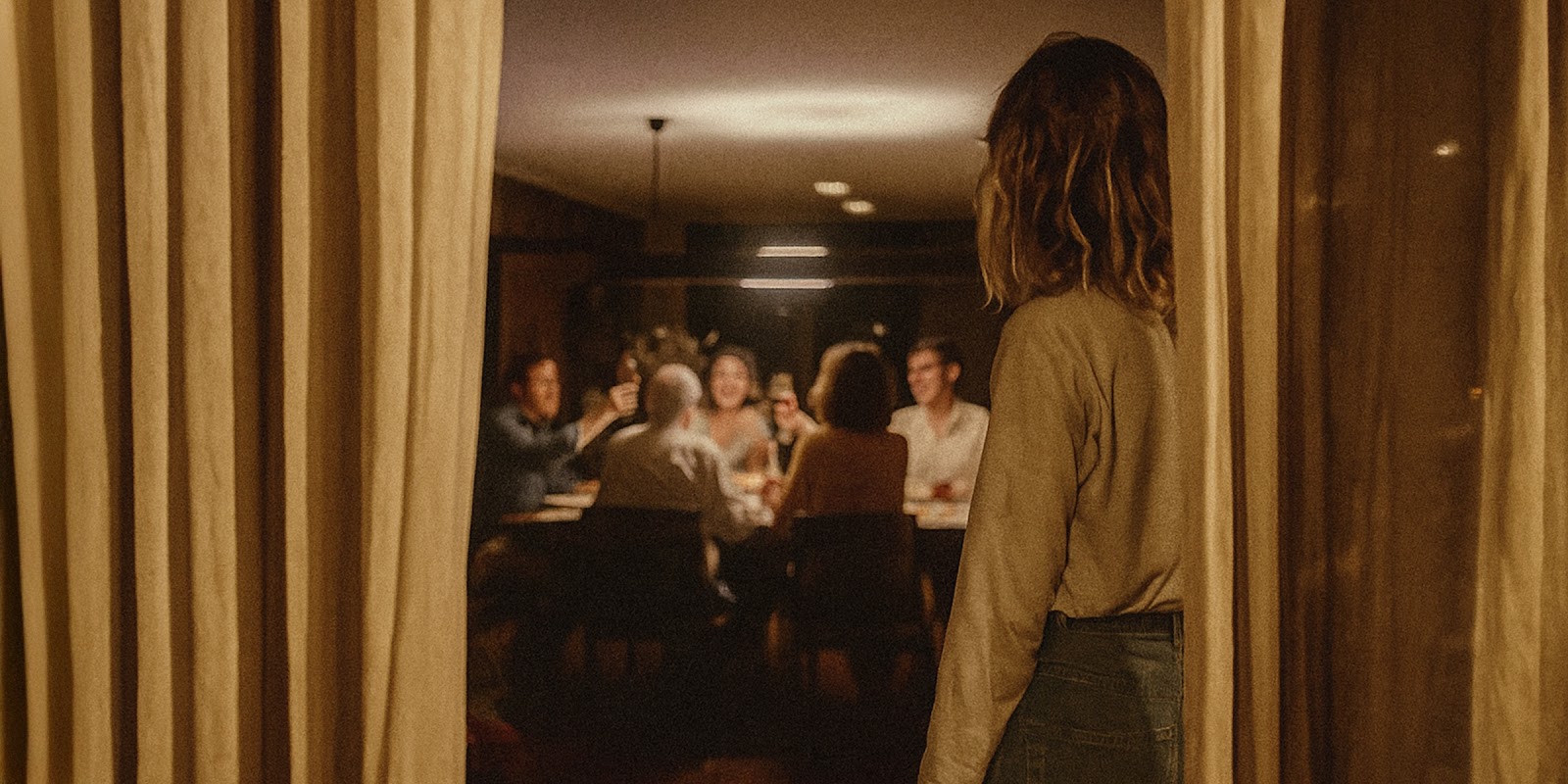 Eine Frau beobachtet eine Familienzusammenkunft. | Quelle: Sora