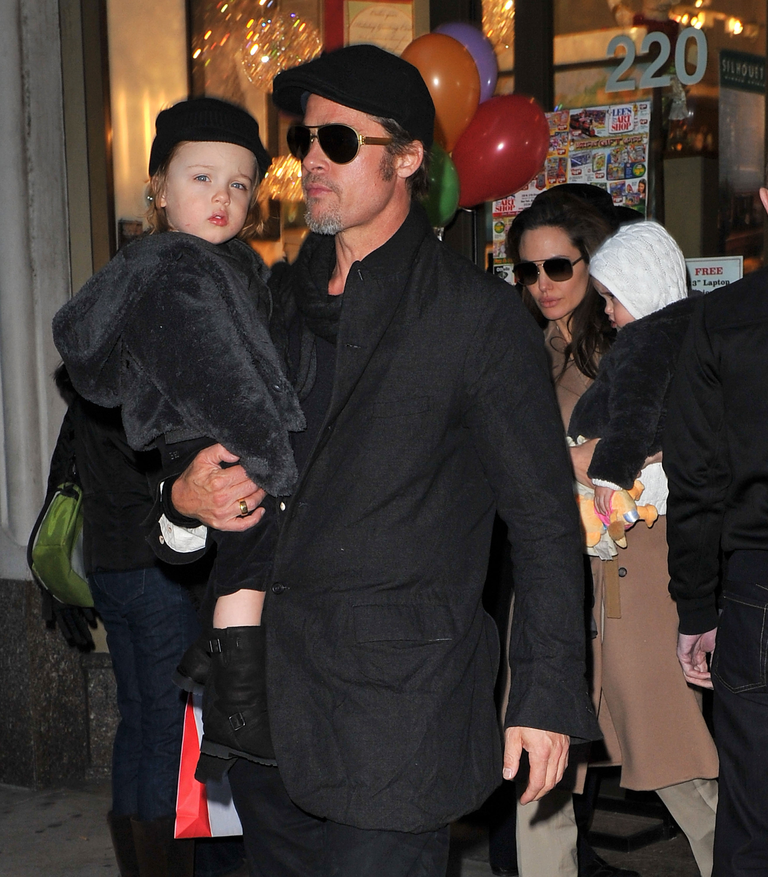 Brad Pitt und Angelina Jolie spazieren mit ihren Kindern Vivienne und Knox Jolie-Pitt am 4. Dezember 2010 in New York City. | Quelle: Getty Images