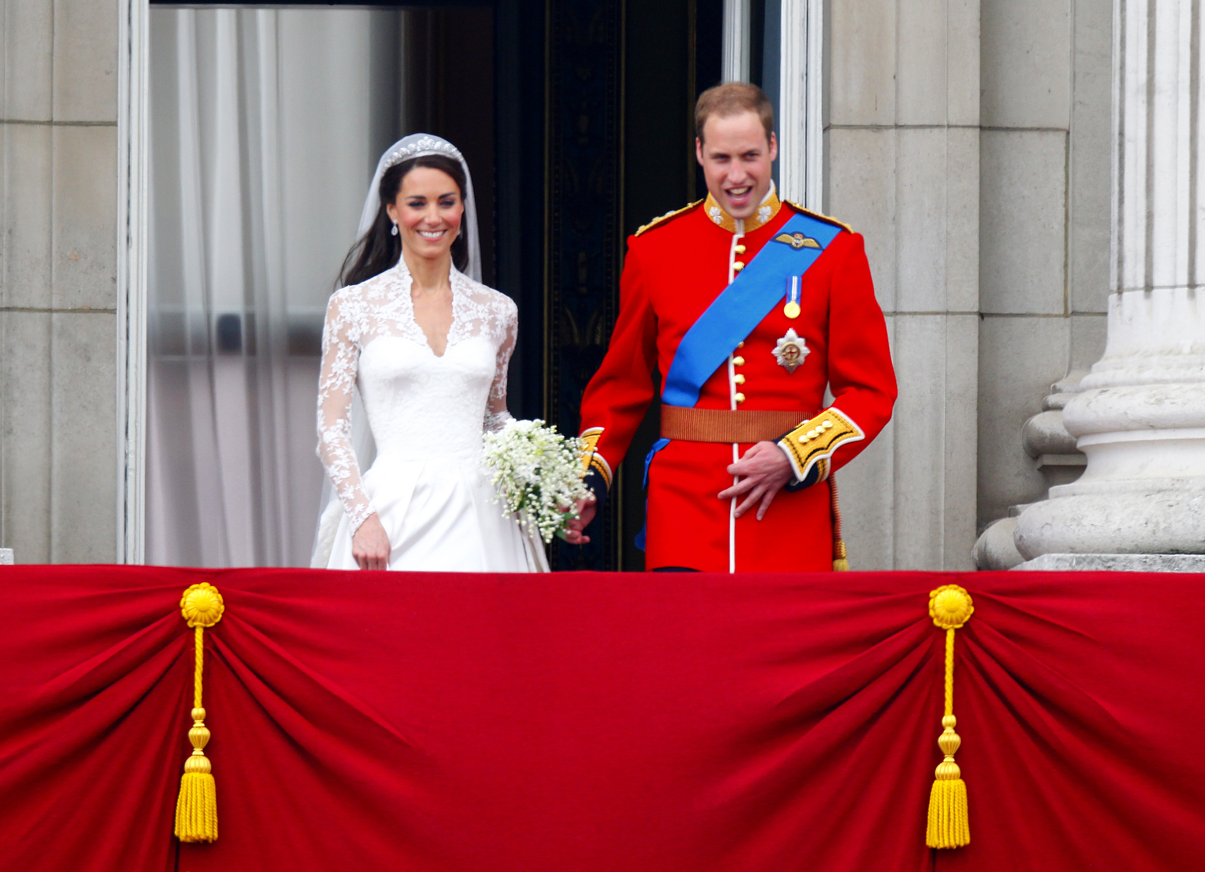 Catherine, Herzogin von Cambridge, und Prinz William begrüßen die Menge auf dem Balkon des Buckingham Palastes in London, nach ihrer Hochzeit am 29. April 2011 | Quelle: Getty Images