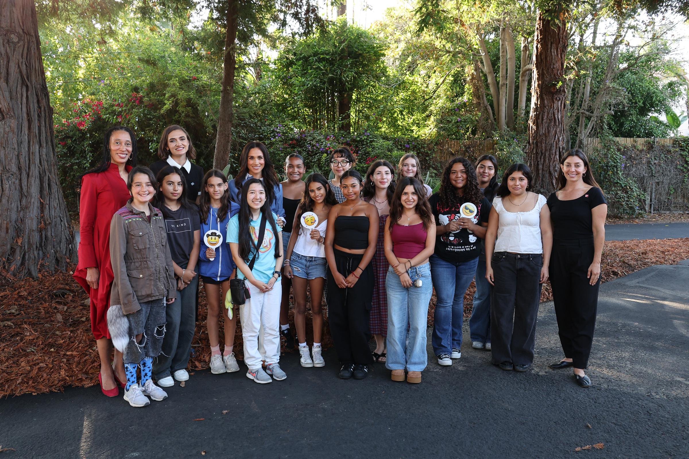 Dr. Stephanie J. Hull, Larissa May, Meghan Markle und eine Gruppe von Tweens bei Girls Inc. of Greater Santa Barbara am 2. Oktober 2024 in Santa Barbara, Kalifornien. | Quelle: Getty Images