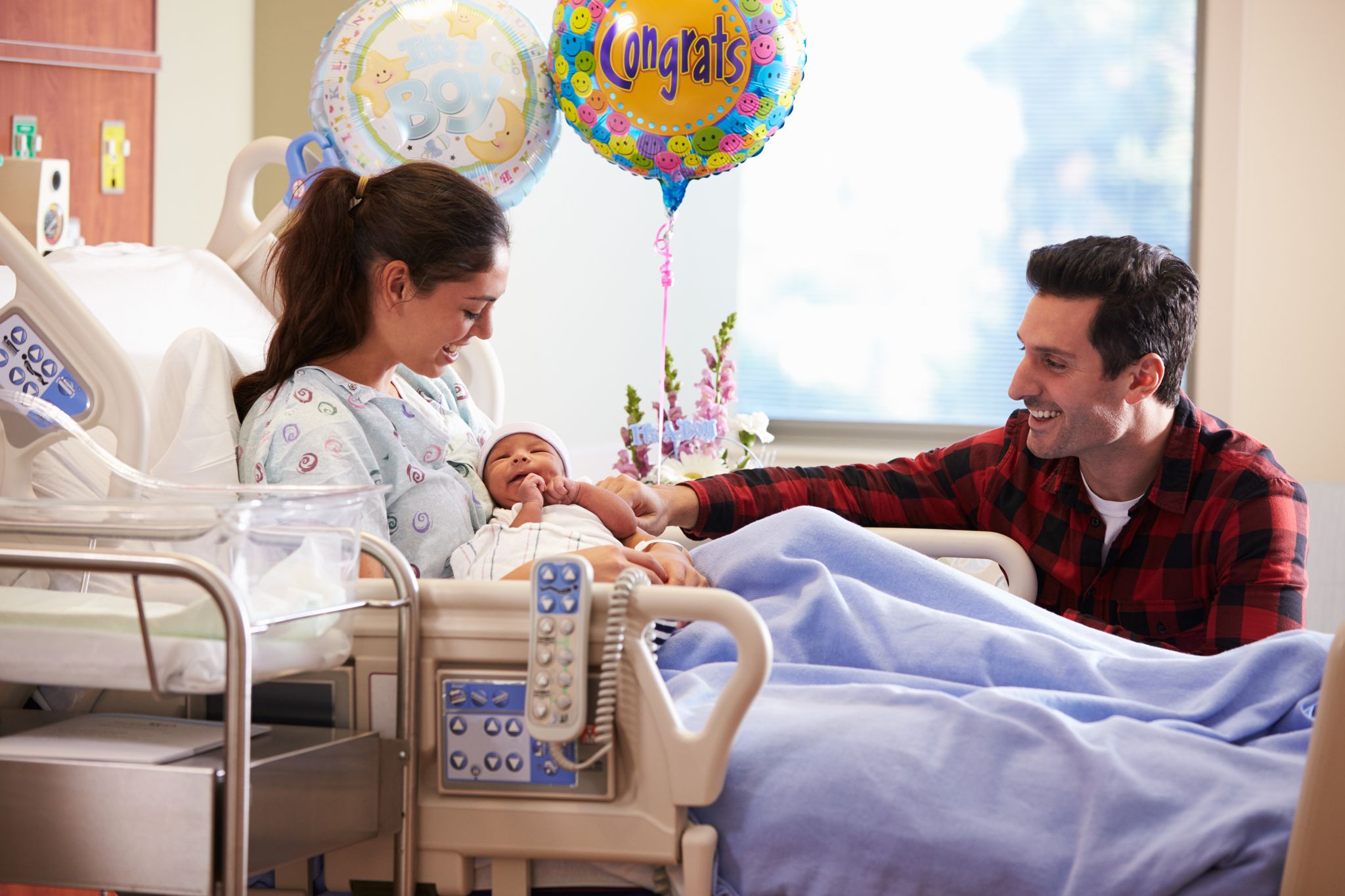 Ein Paar mit seinem Neugeborenen im Krankenhaus | Quelle: Shutterstock
