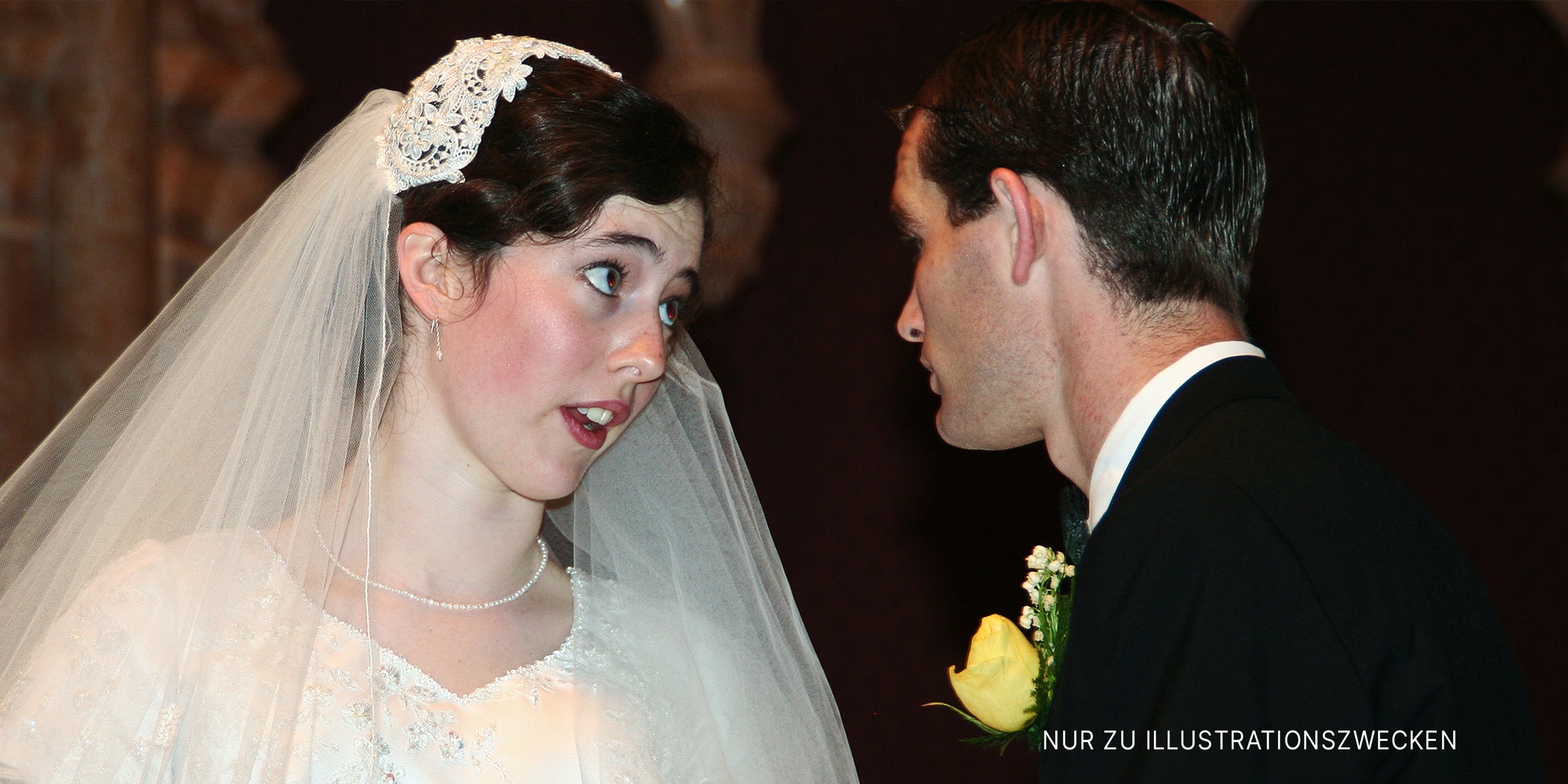 Eine Braut und ein Bräutigam, die sich gegenseitig anschauen | Quelle: Flickr/Sharon Mollerus (CC BY 2.0)