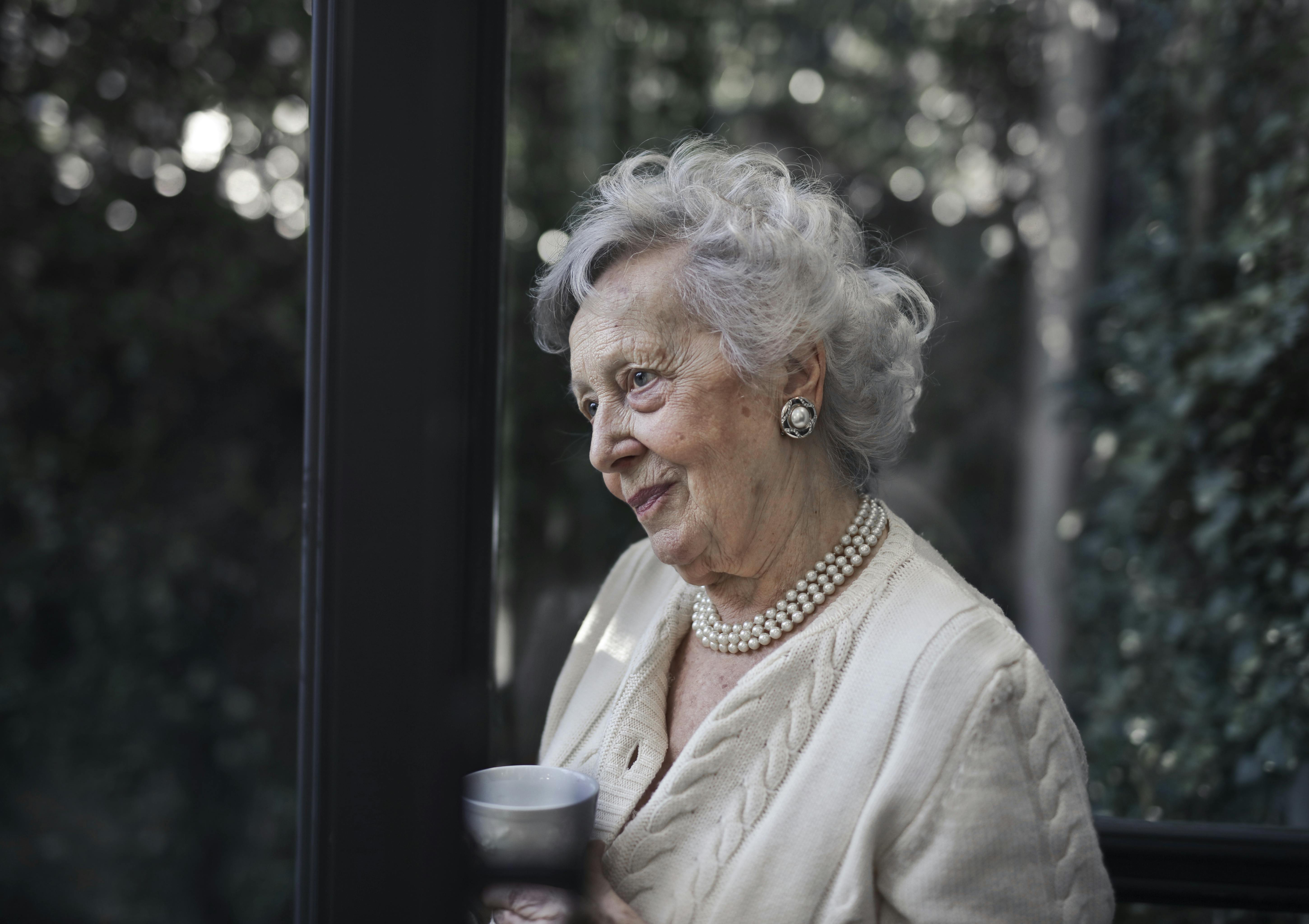 Ältere Frau mit einer Tasse | Quelle: Pexels