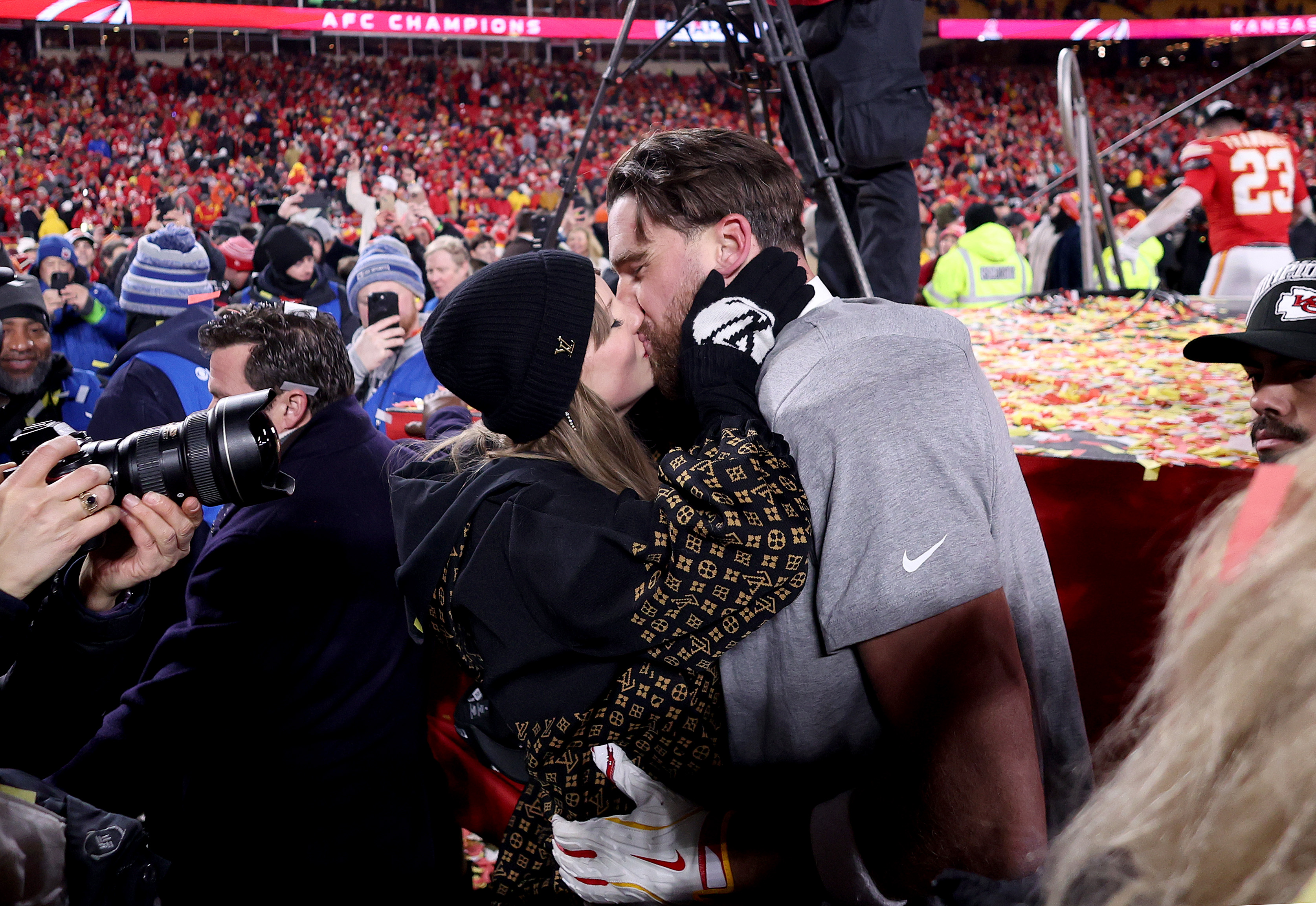 Taylor Swift küsst Travis Kelce nach dem Sieg der Kansas City Chiefs im AFC Championship Game | Quelle: Getty Images