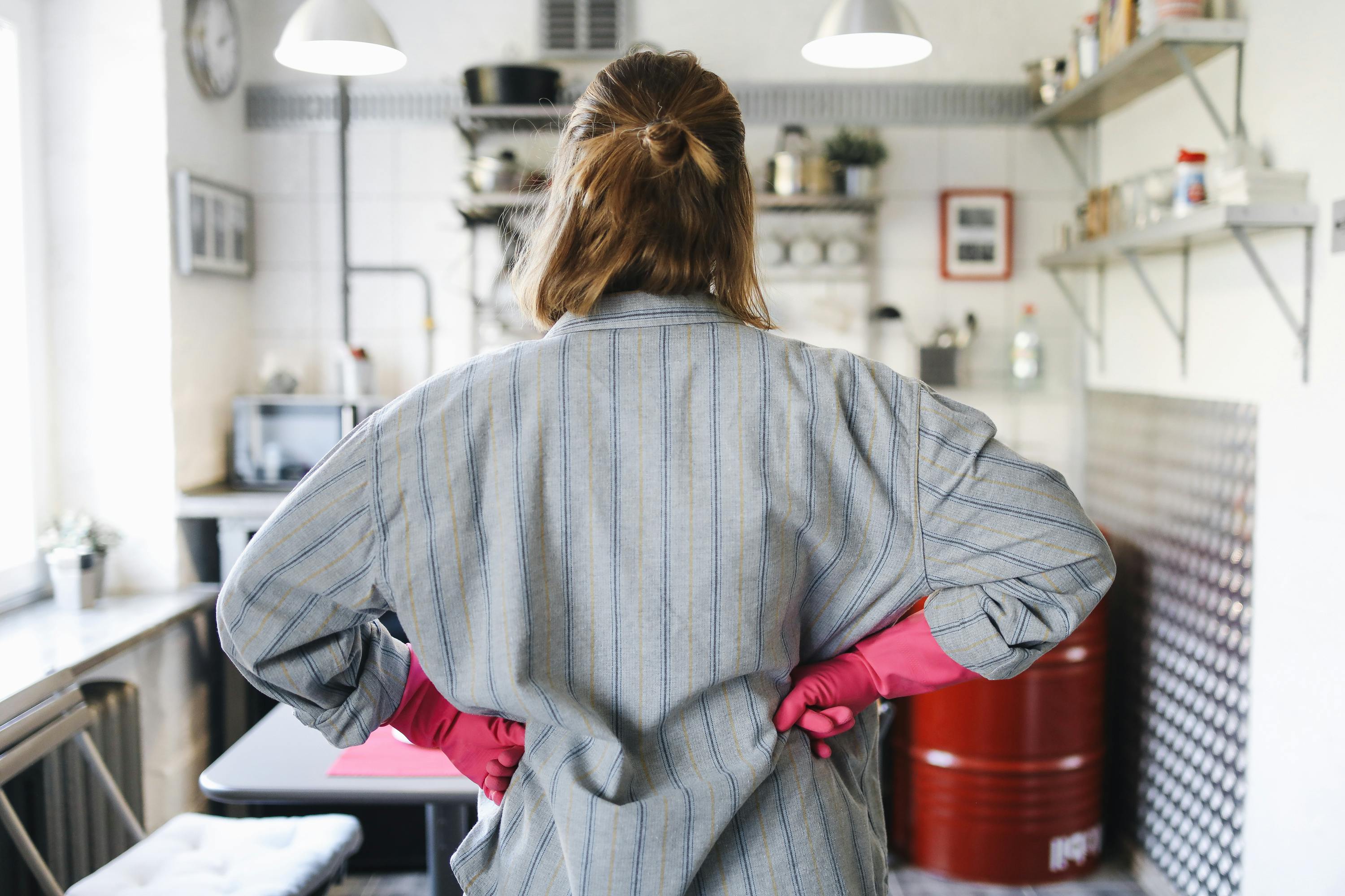 Eine Frau bei der Hausarbeit | Quelle: Pexels