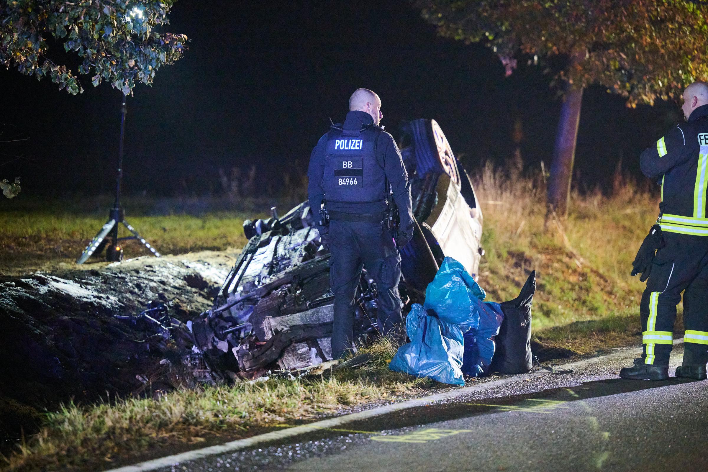 Ein ausgebranntes Auto liegt in einem Graben. In Brandenburg kamen vier Menschen ums Leben, als ein Auto frontal mit drei Mopeds zusammenstieß. Der Unfall ereignete sich laut Polizei am Abend in der Nähe von Biesenthal im Landkreis Barnim. | Quelle: Getty Images