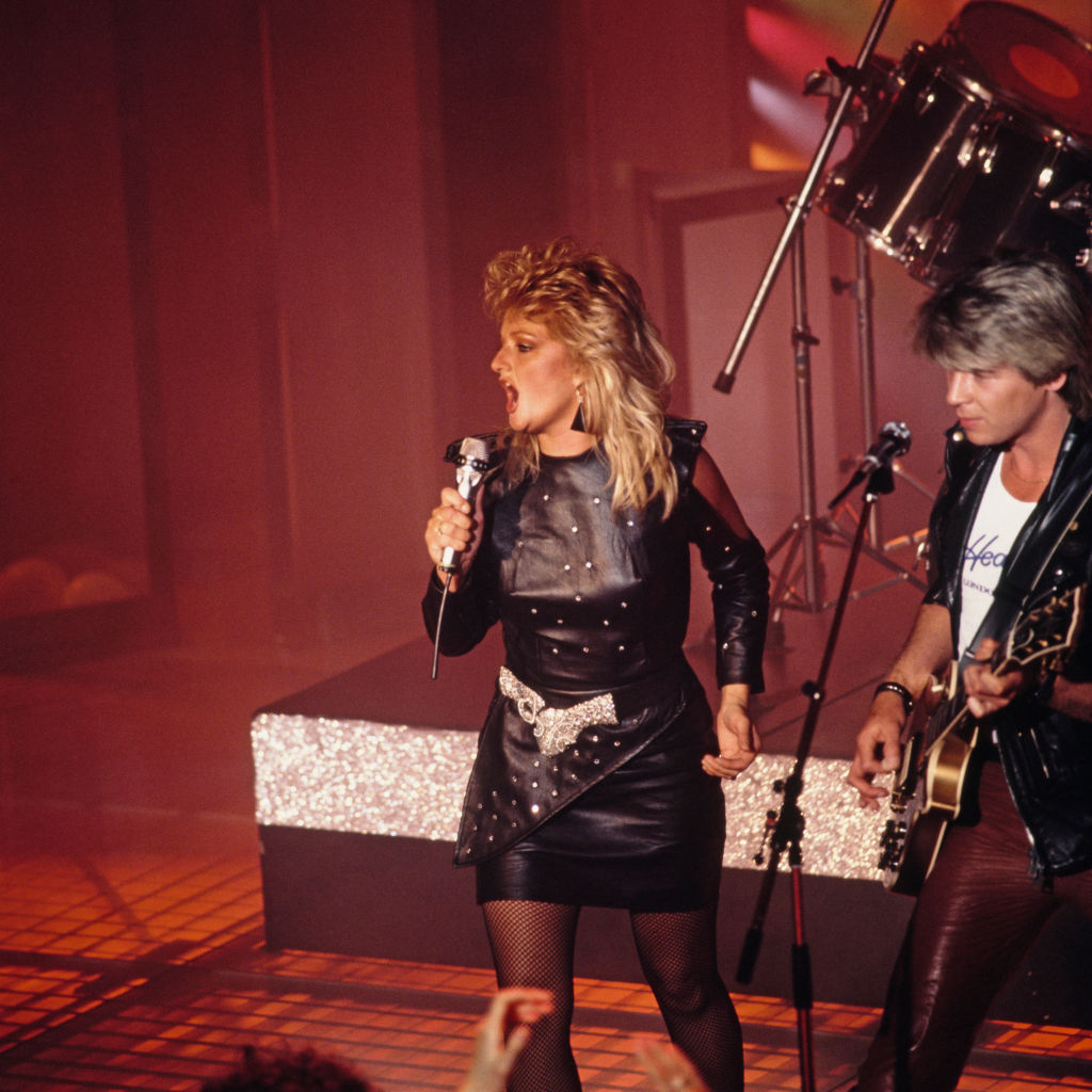 Die walisische Sängerin Bonnie Tyler bei ihrem Auftritt auf der Bühne des Golden Rose Pop Festivals in Montreux, Schweiz, vom 9. bis 16. Mai 1984. | Quelle: Getty Images