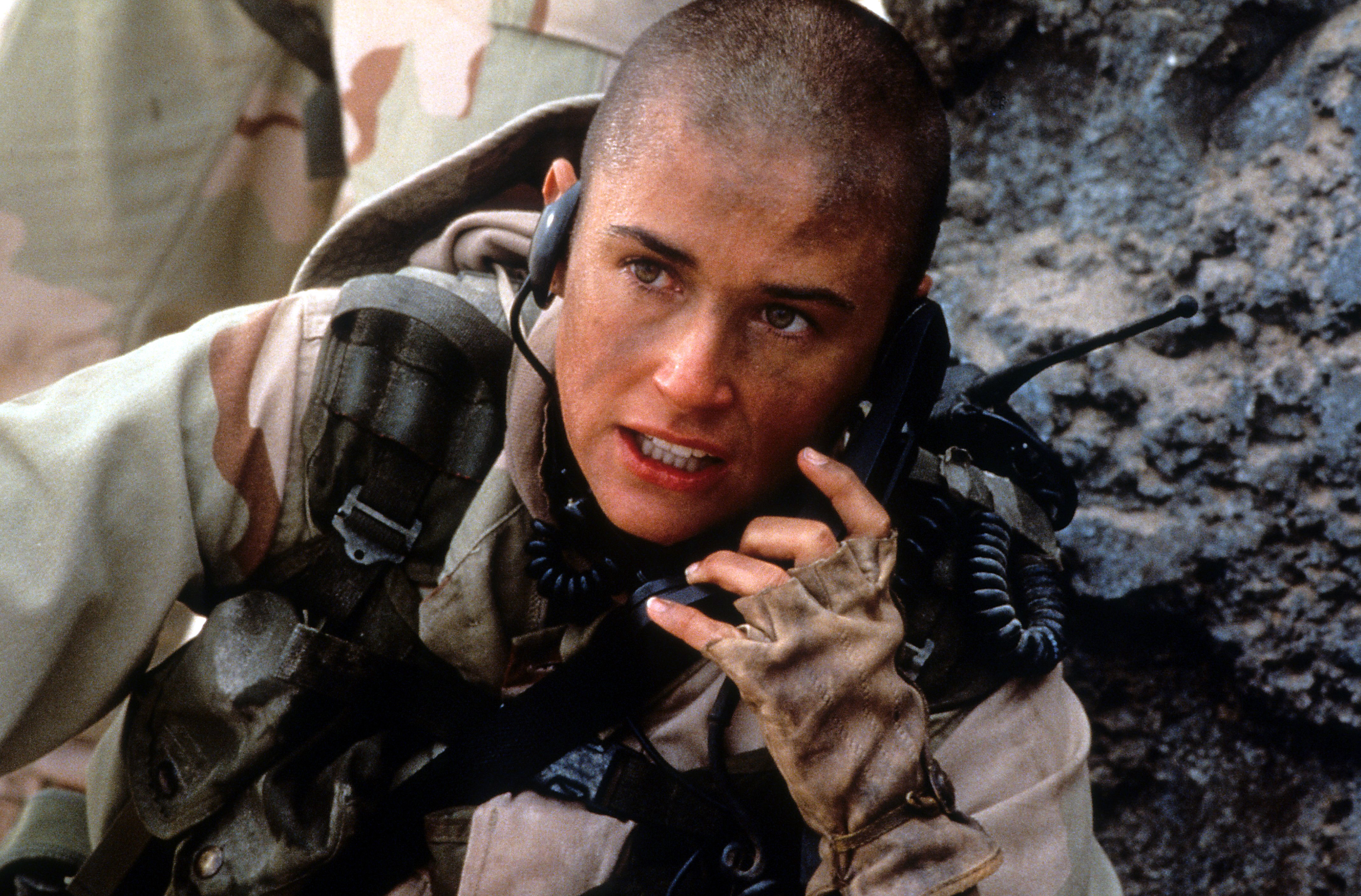 Demi Moore spricht mit einem Walkie-Talkie in einer Szene aus dem Film „G.I. Jane“, 1997 | Quelle: Getty Images