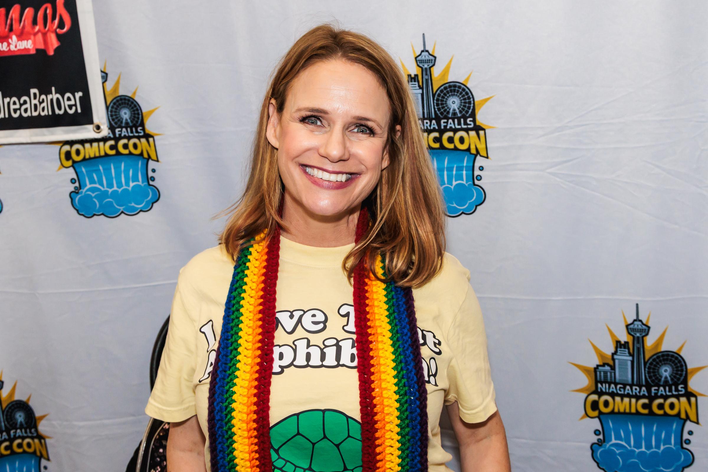 Andrea Barber kehrte nach einer mehrjährigen Schauspielpause in die Rolle der Kimmy Gibbler in „Fuller House“ zurück. Sie trifft sich weiterhin mit langjährigen Fans auf Fan-Treffen, wo diese Figur nach wie vor zu den bekanntesten Aspekten ihrer Karriere zählt. | Quelle: Getty Images