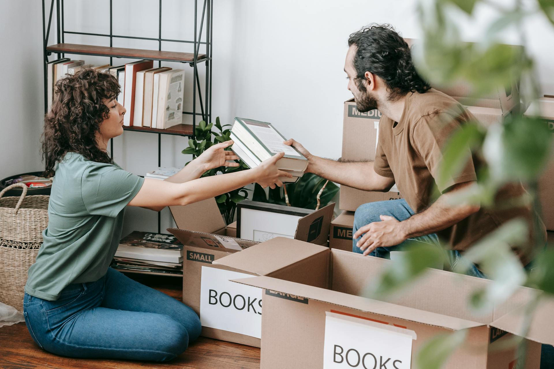 Ein Paar packt, nachdem es zusammengezogen ist | Quelle: Pexels