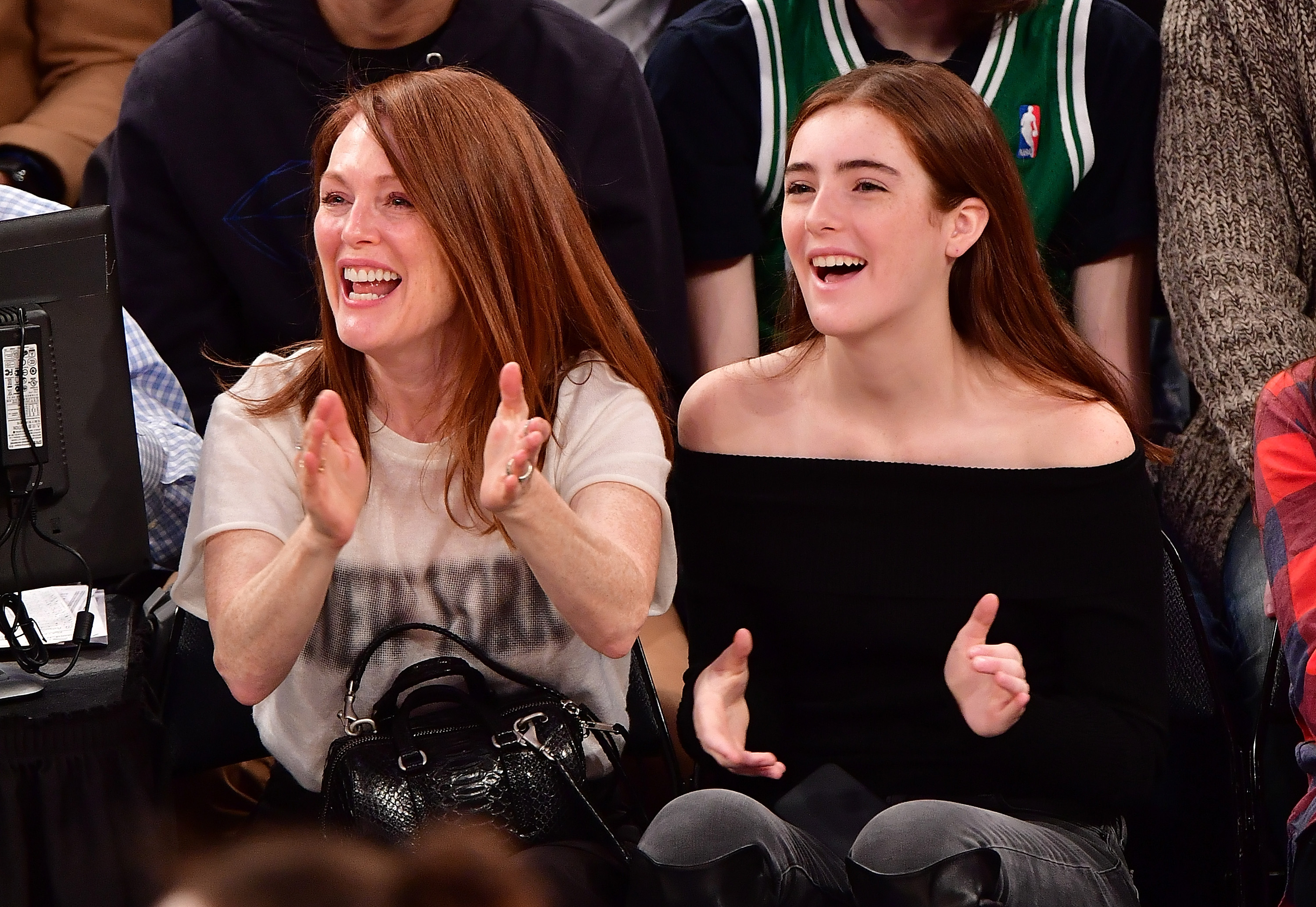 Julianne Moore und Liv Freundlich besuchen das Spiel der Boston Celtics gegen die New York Knicks am 25. Dezember 2016 in New York City | Quelle: Getty Images