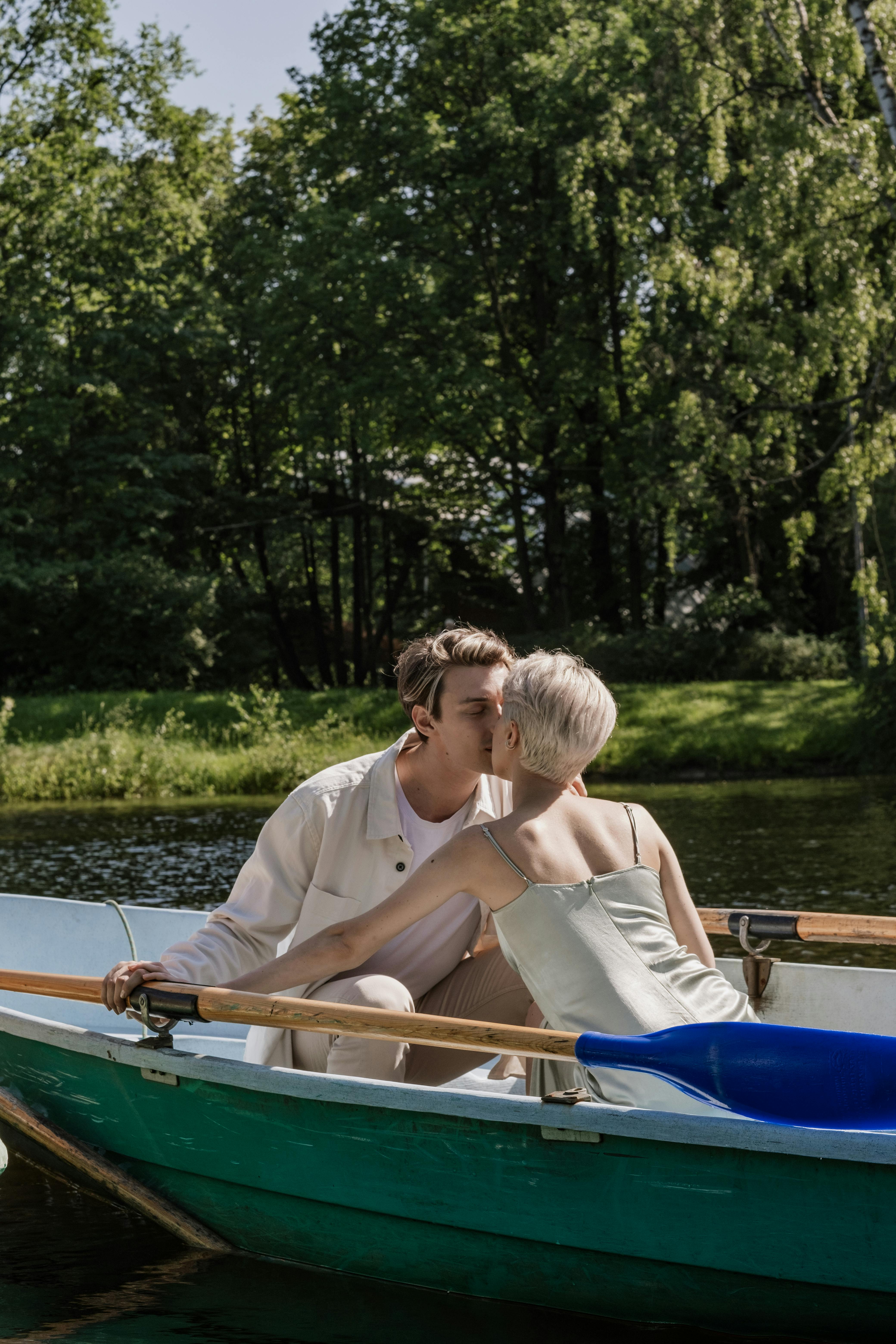 Ein Paar, das sich auf einem Boot küsst | Quelle: Pexels