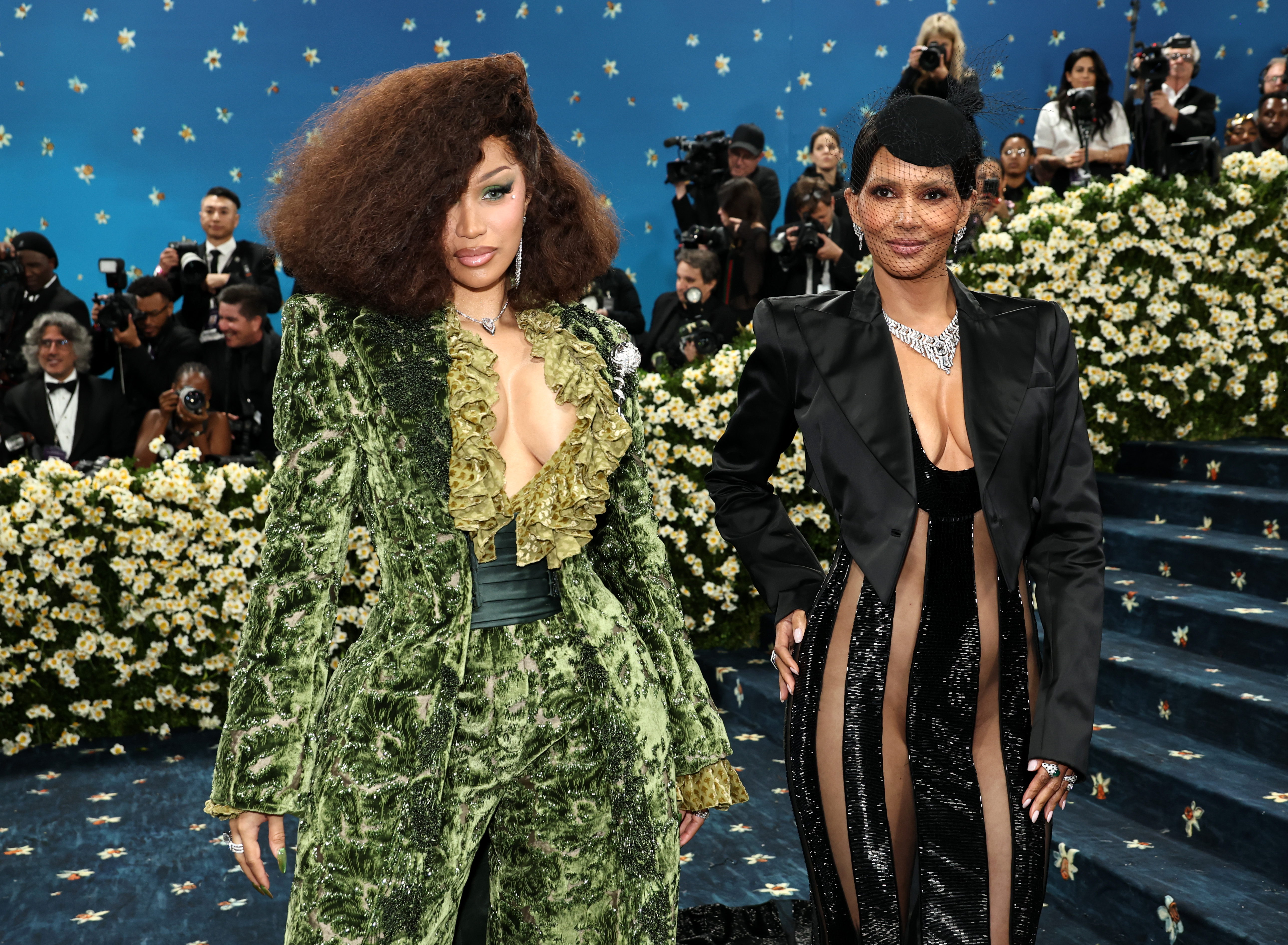 Cardi B und Halle Berry werden am 5. Mai 2025 im Metropolitan Museum of Art in New York City gesehen | Quelle: Getty Images