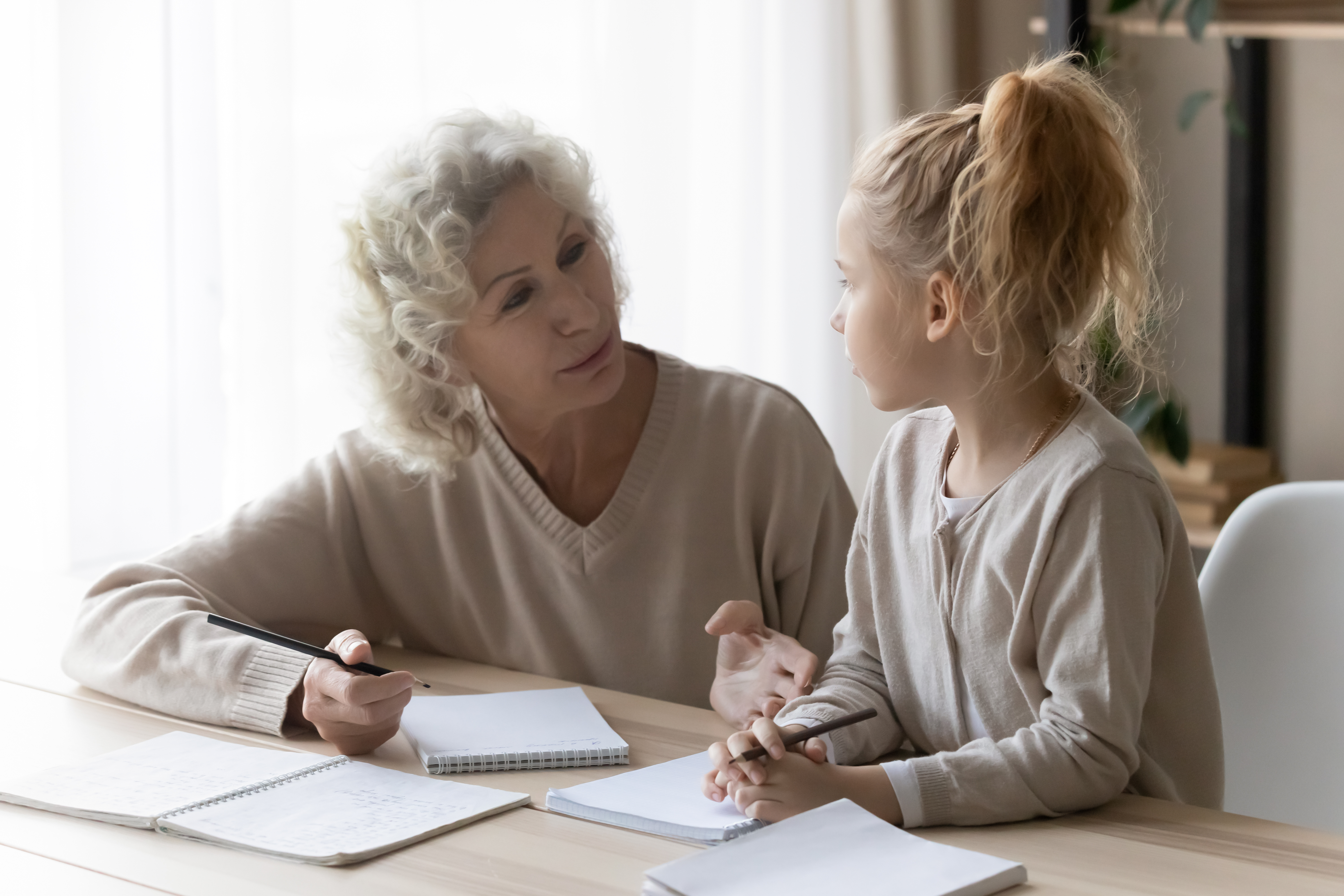 Ältere Frau im Gespräch mit einem jungen Mädchen | Quelle: Shutterstock