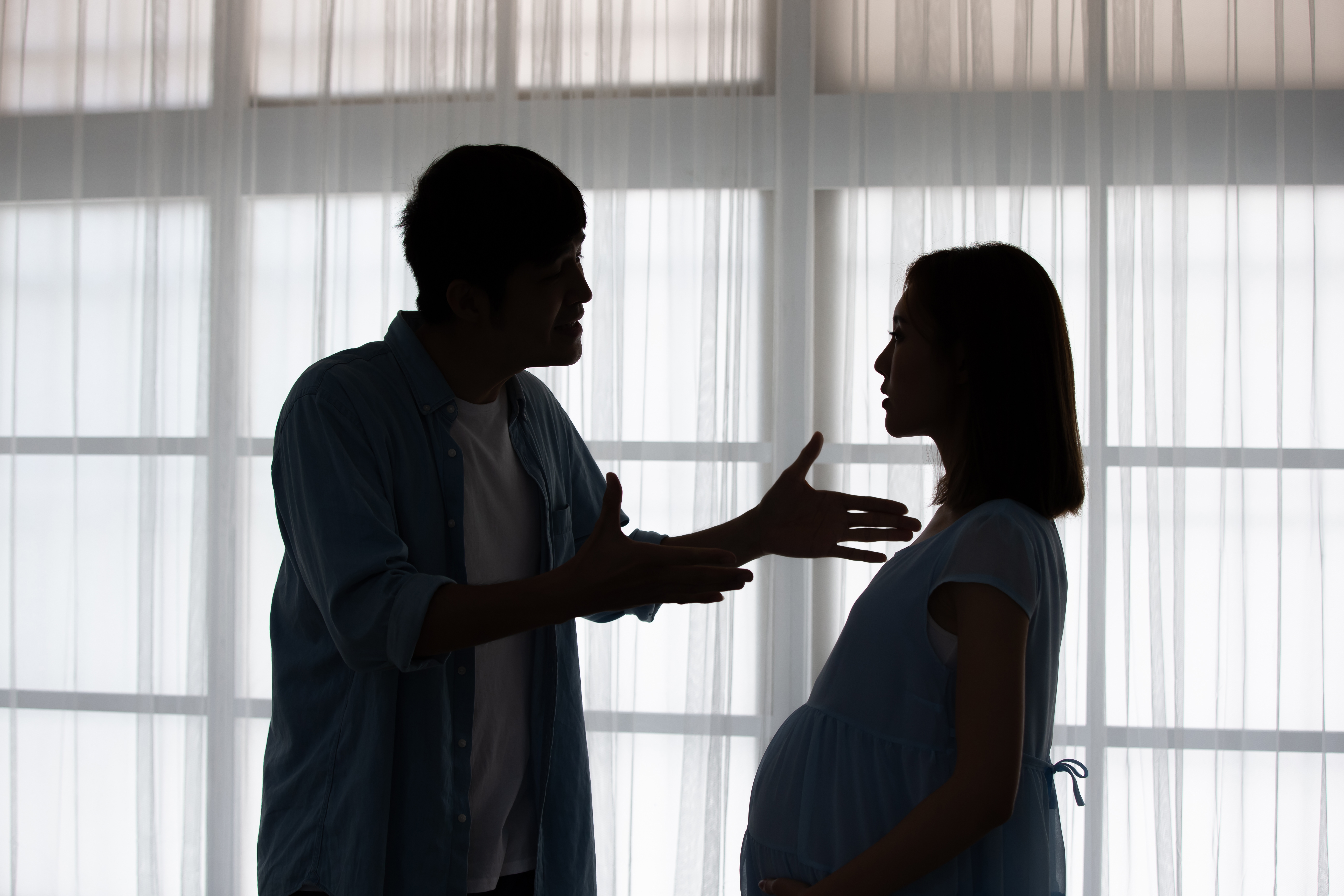 Schwangere Eheleute im Streit | Quelle: Shutterstock