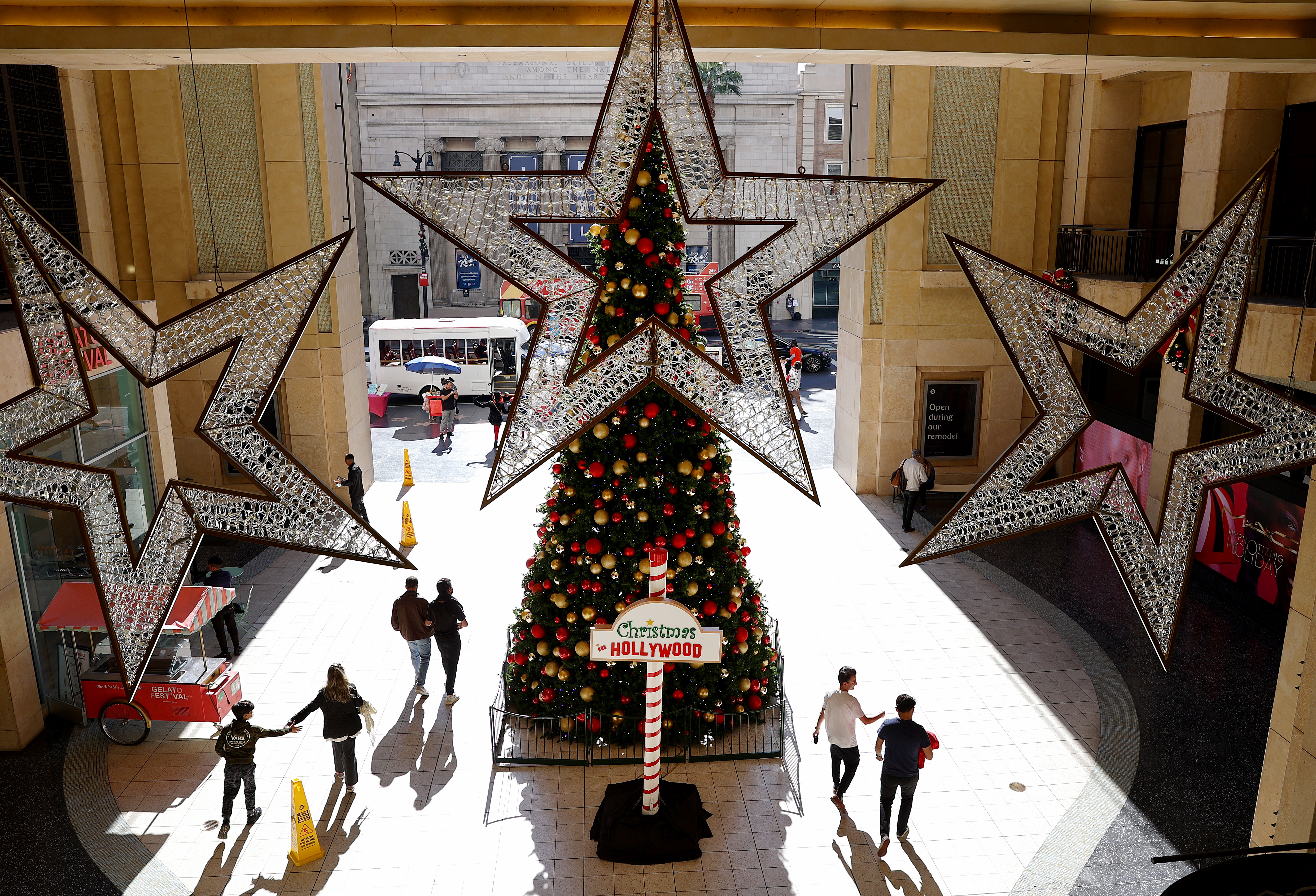 Ein Weihnachtsbaum im Hollywood & Highland in Los Angeles, Kalifornien am 17. Dezember 2021 | Quelle: Getty Images