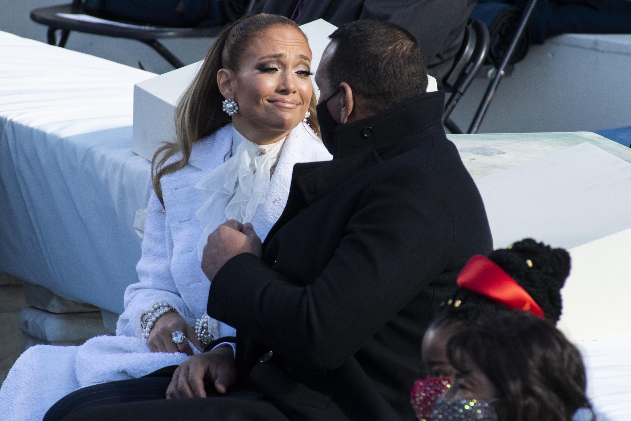 Jennifer Lopez spricht mit Alex Rodriguez, nachdem sie bei der Amtseinführung des US-Präsidenten am 20. Januar 2021 aufgetreten ist | Quelle: Getty Images