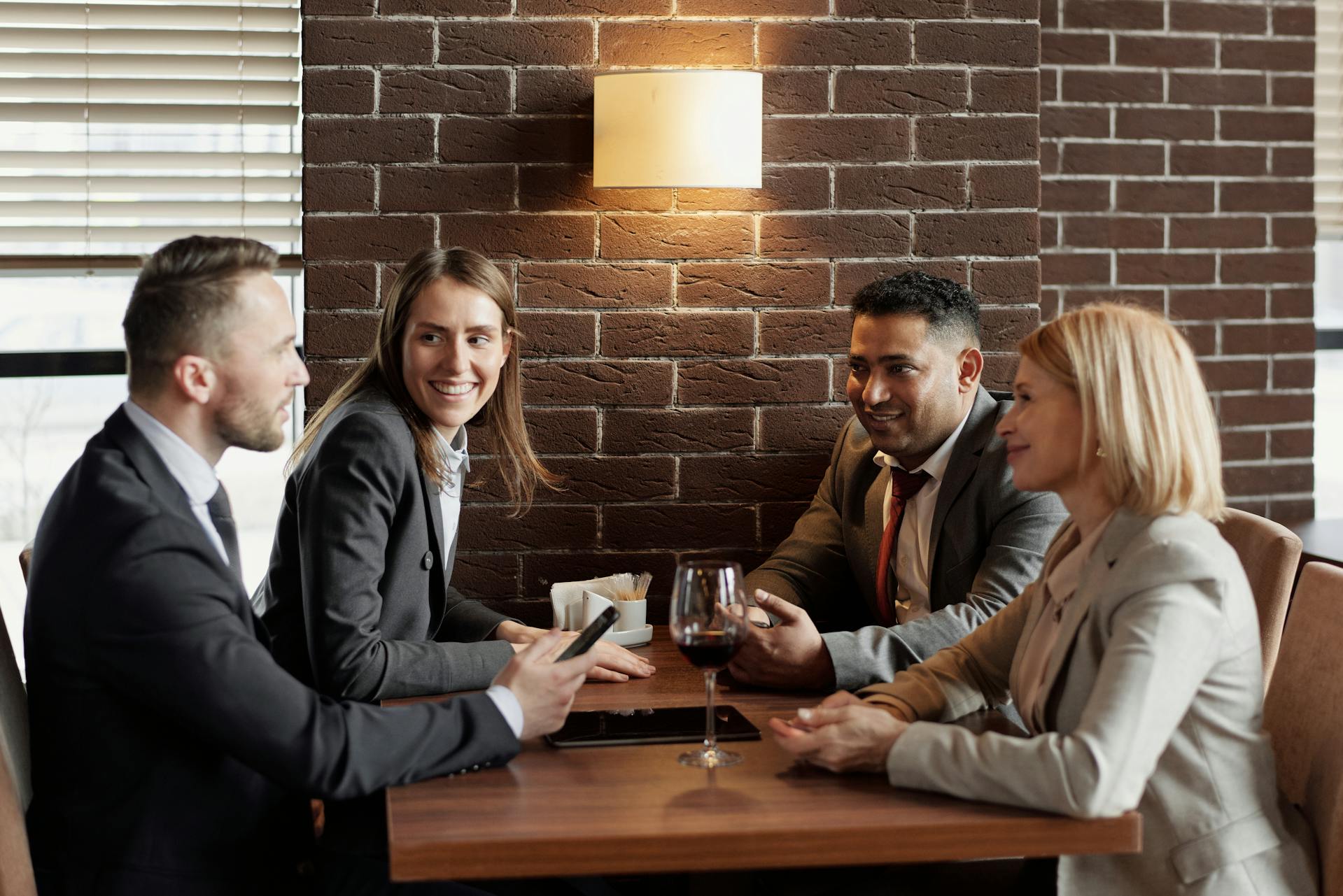 Menschen in einem Cafe | Quelle: Pexels