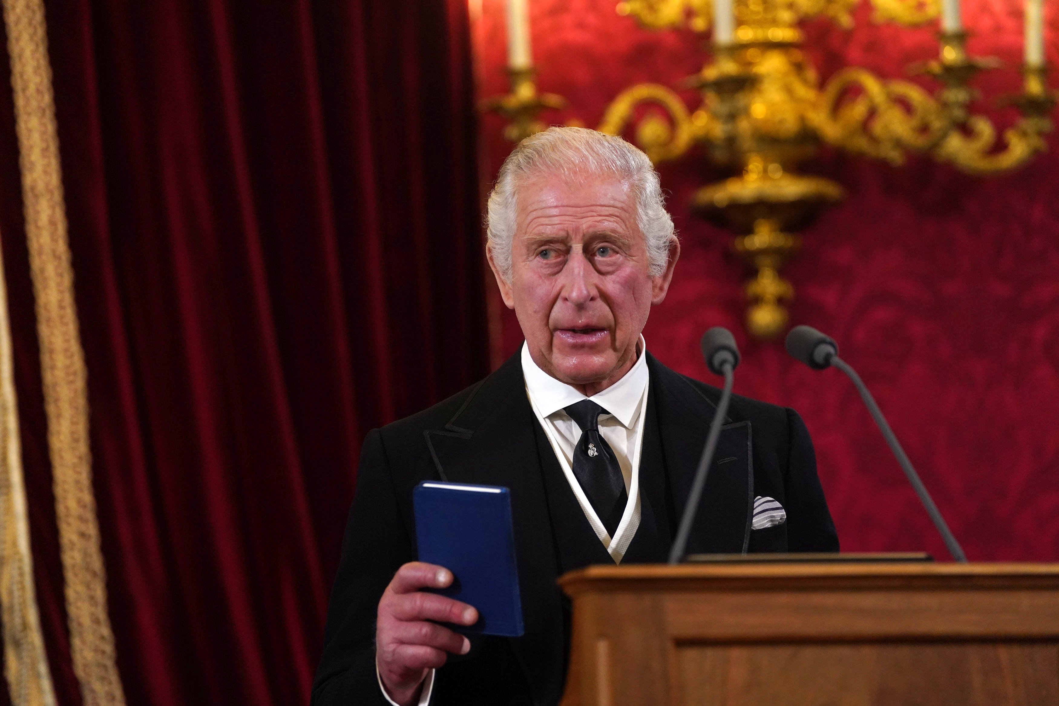 König Karl III. spricht bei seiner Proklamation zum König während des Beitrittsrates am 10. September 2022 in London, Vereinigtes Königreich. | Quelle: Getty Images