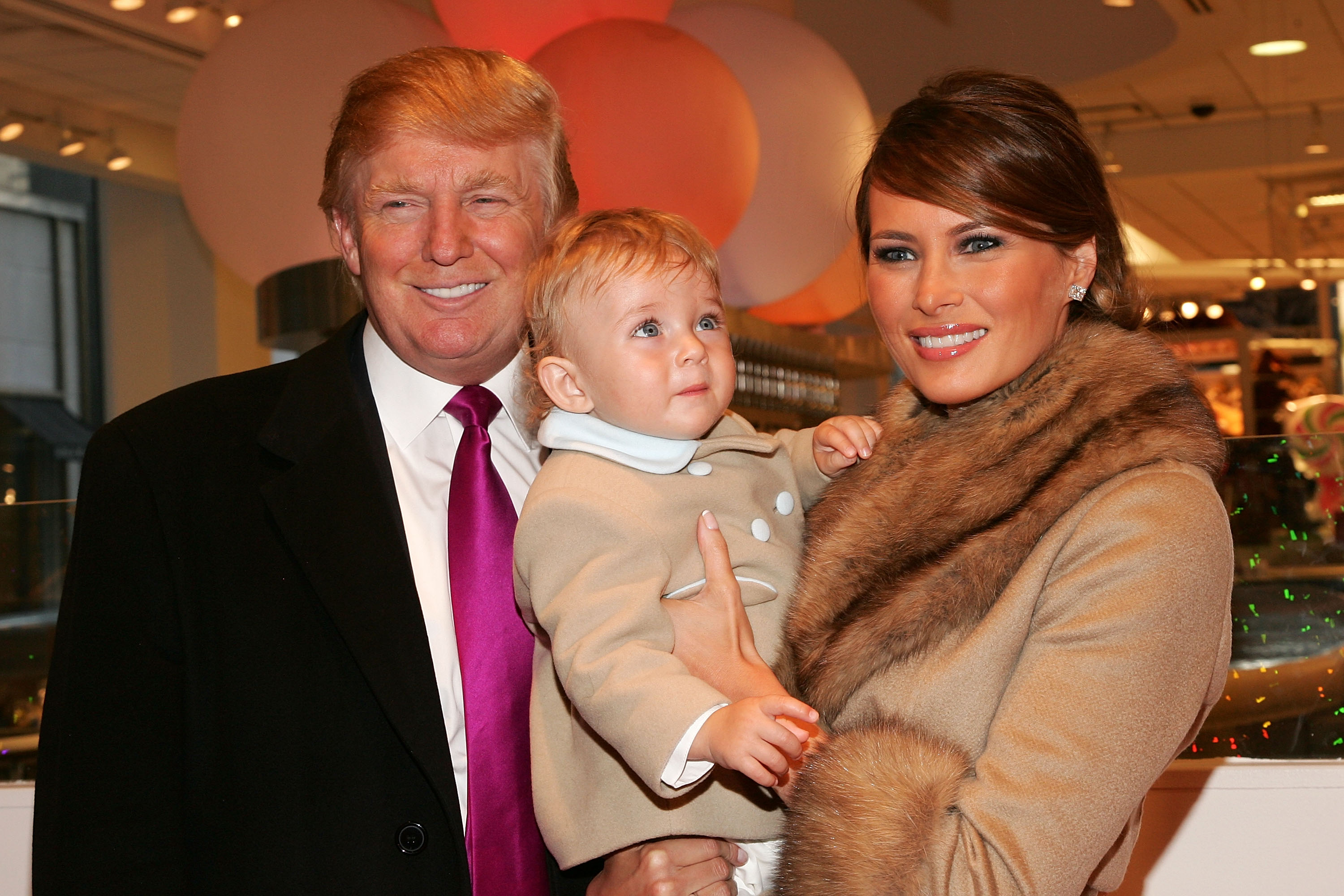 Donald, Barron und Melania Trump bei der 16. jährlichen Bunny Hop-Veranstaltung der Gesellschaft des Memorial Sloan-Kettering Cancer Center am 13. März 2007 in New York. | Quelle: Getty Images